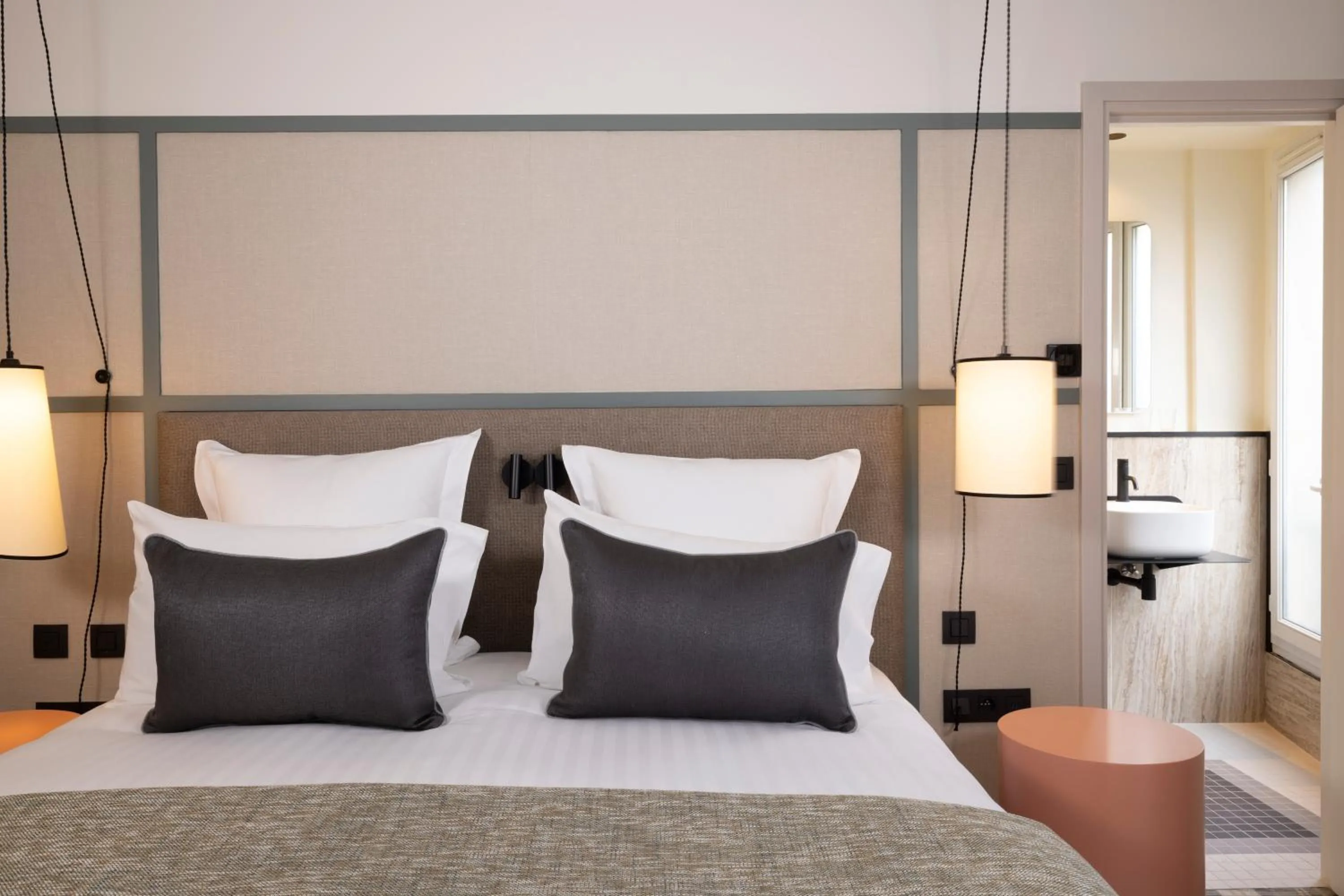 Bed in Hôtel Toujours & Spa