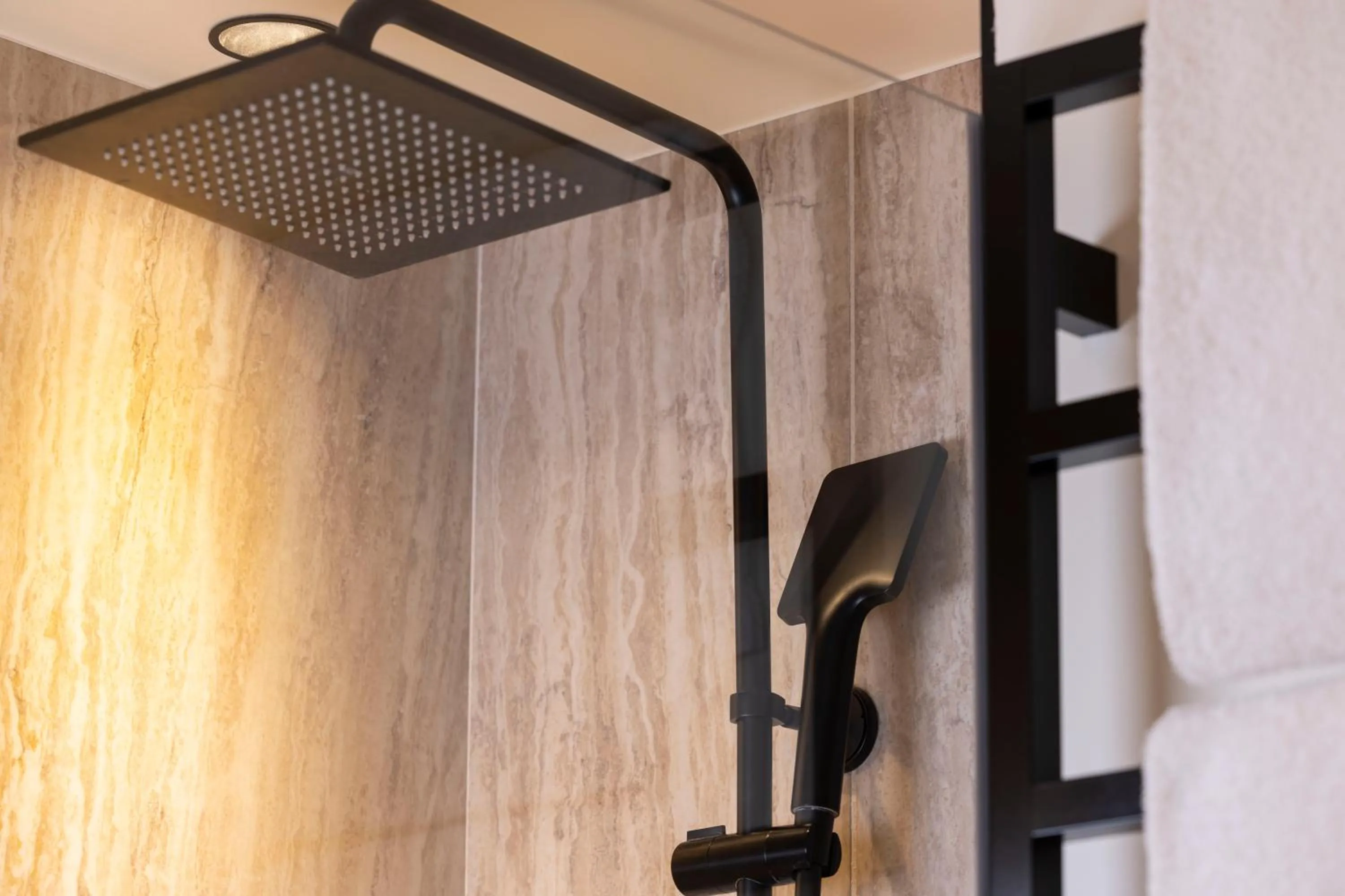 Shower in Hôtel Toujours & Spa