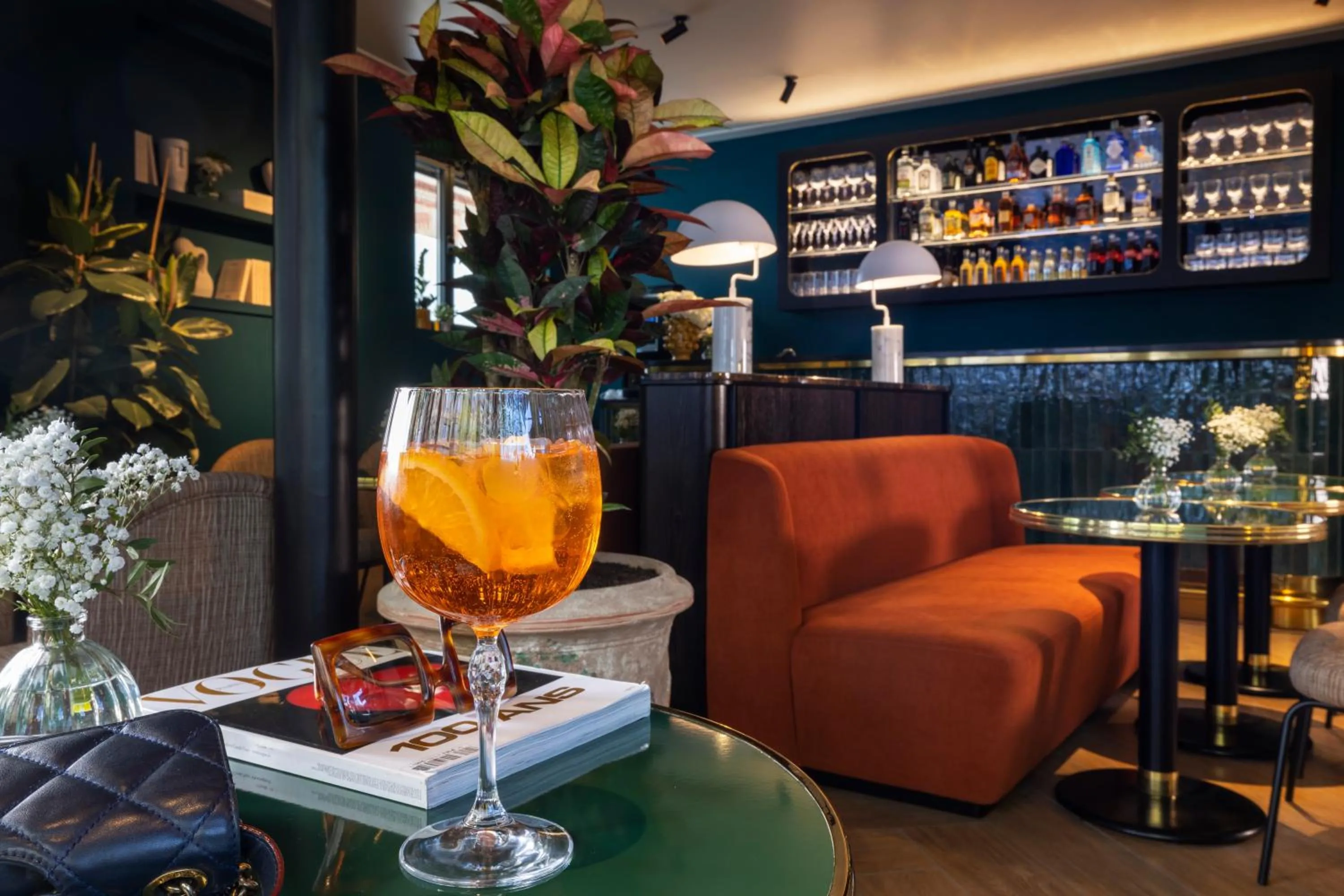 Lounge or bar in Hôtel Toujours & Spa