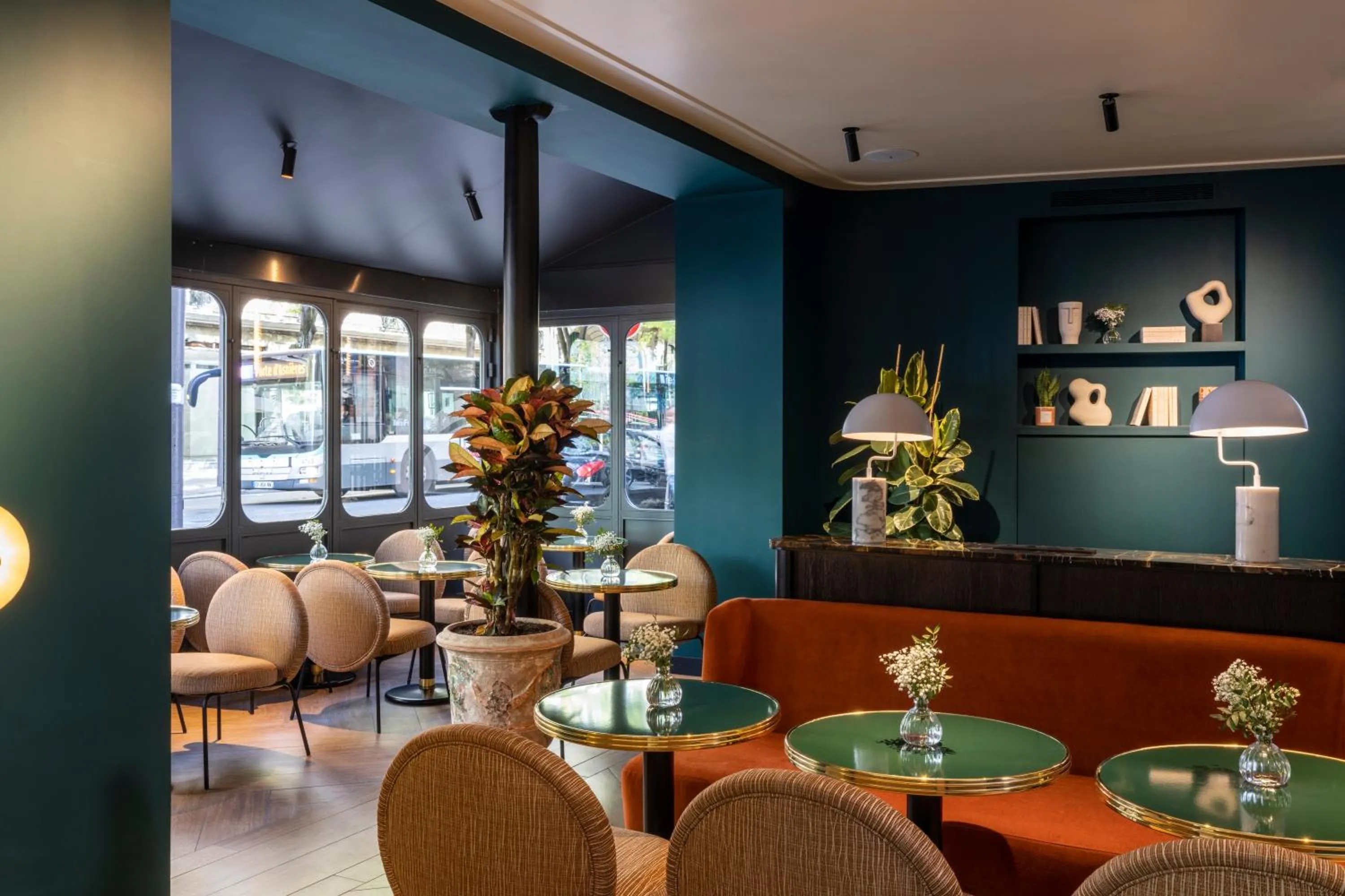 Lounge or bar in Hôtel Toujours & Spa