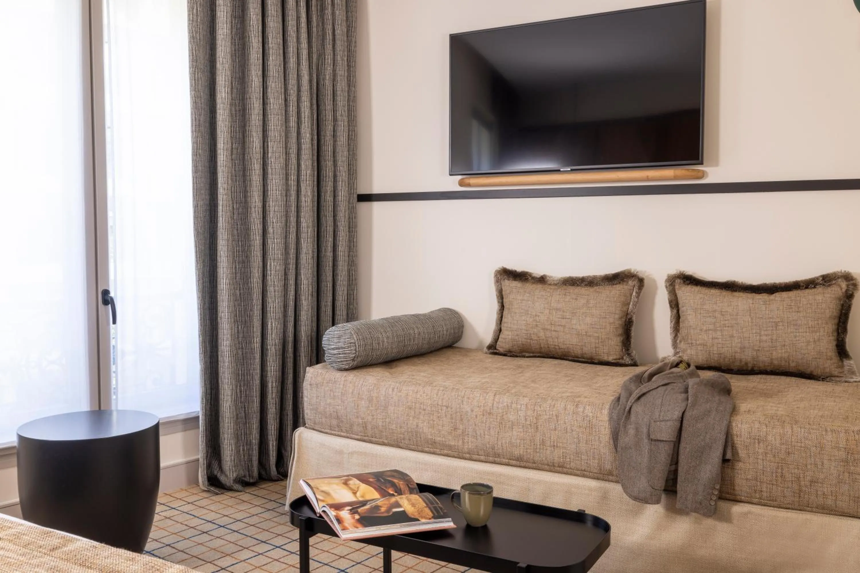 Bed in Hôtel Toujours & Spa