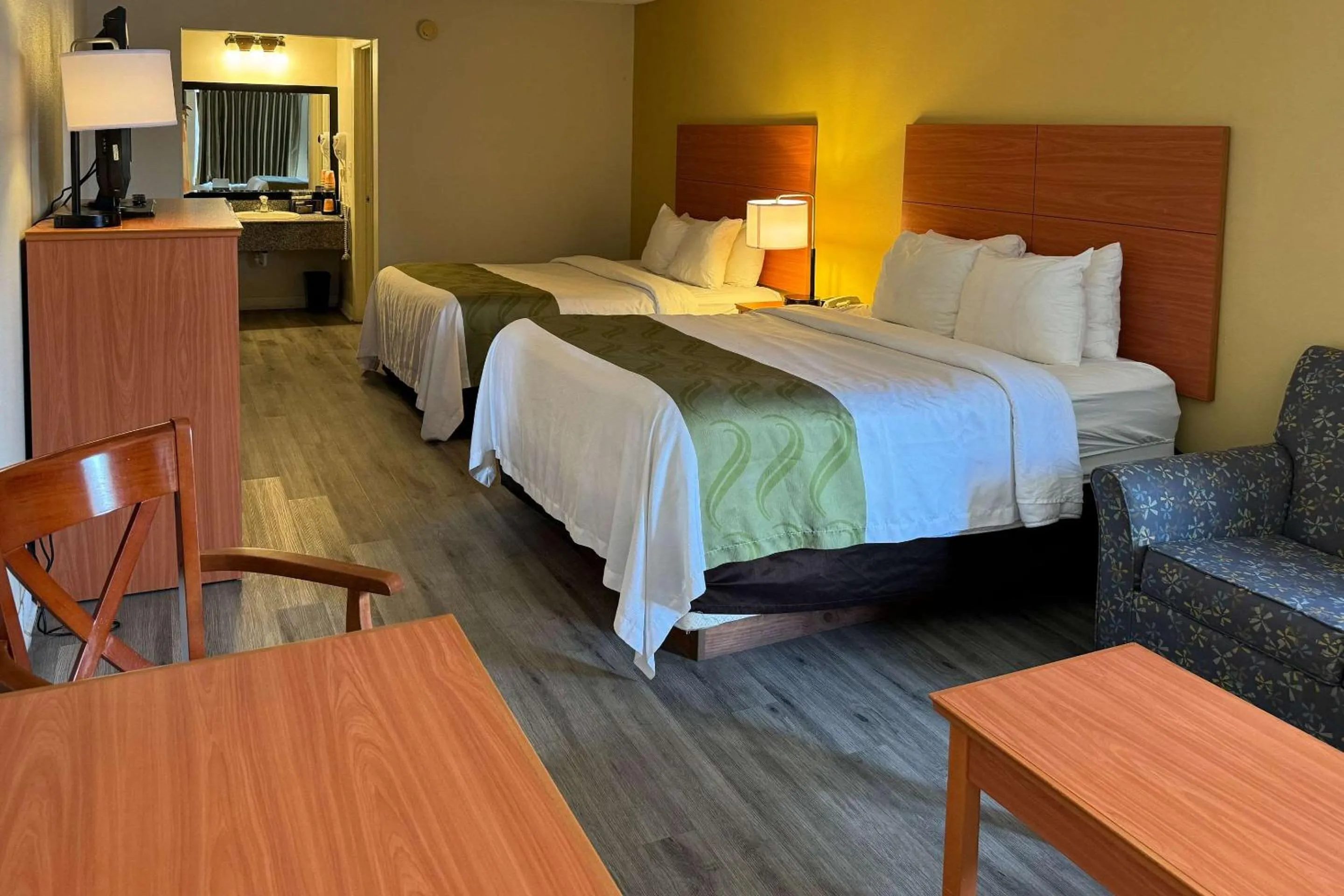 Bedroom, Bed in Quality Inn near Manatee Springs State Park
