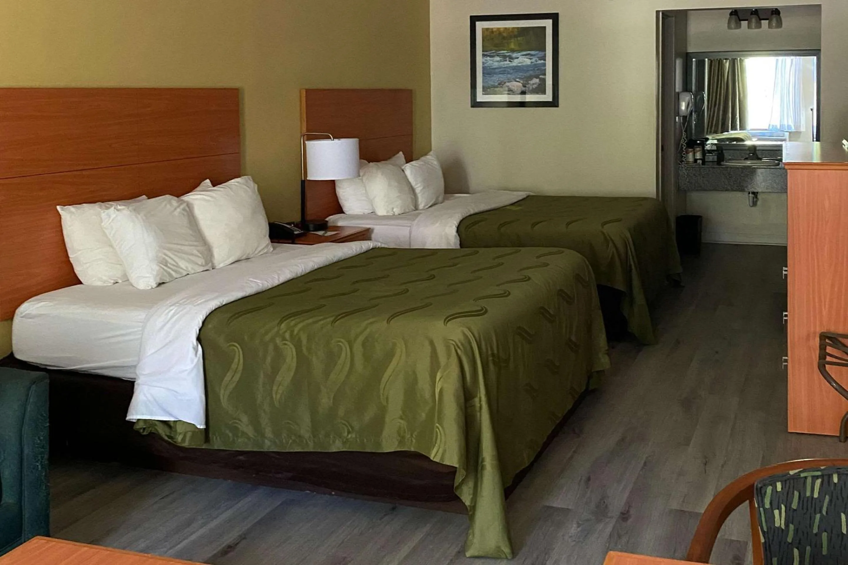 Bedroom, Bed in Quality Inn near Manatee Springs State Park