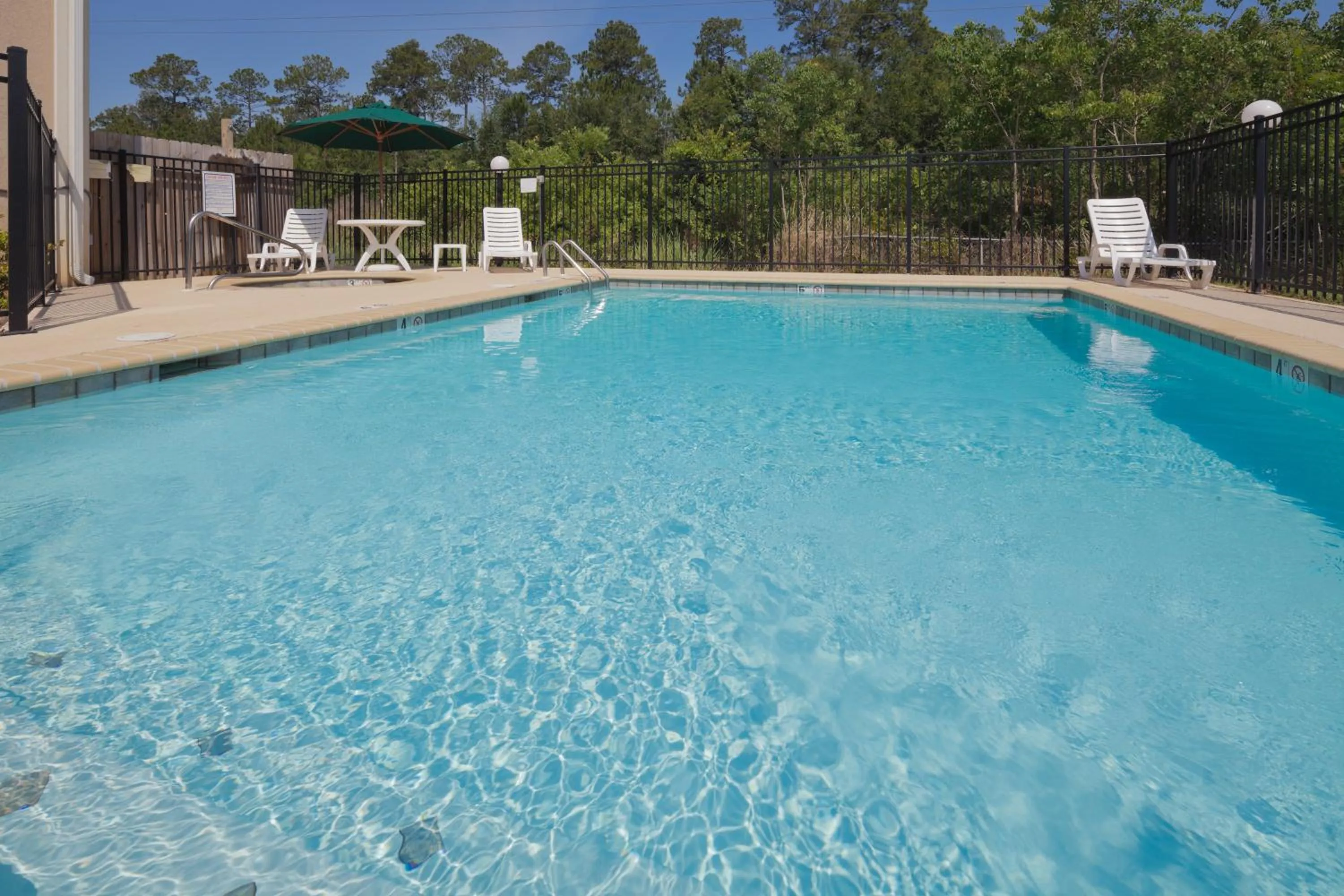 Swimming pool in Country Inn & Suites by Radisson, Saraland, AL