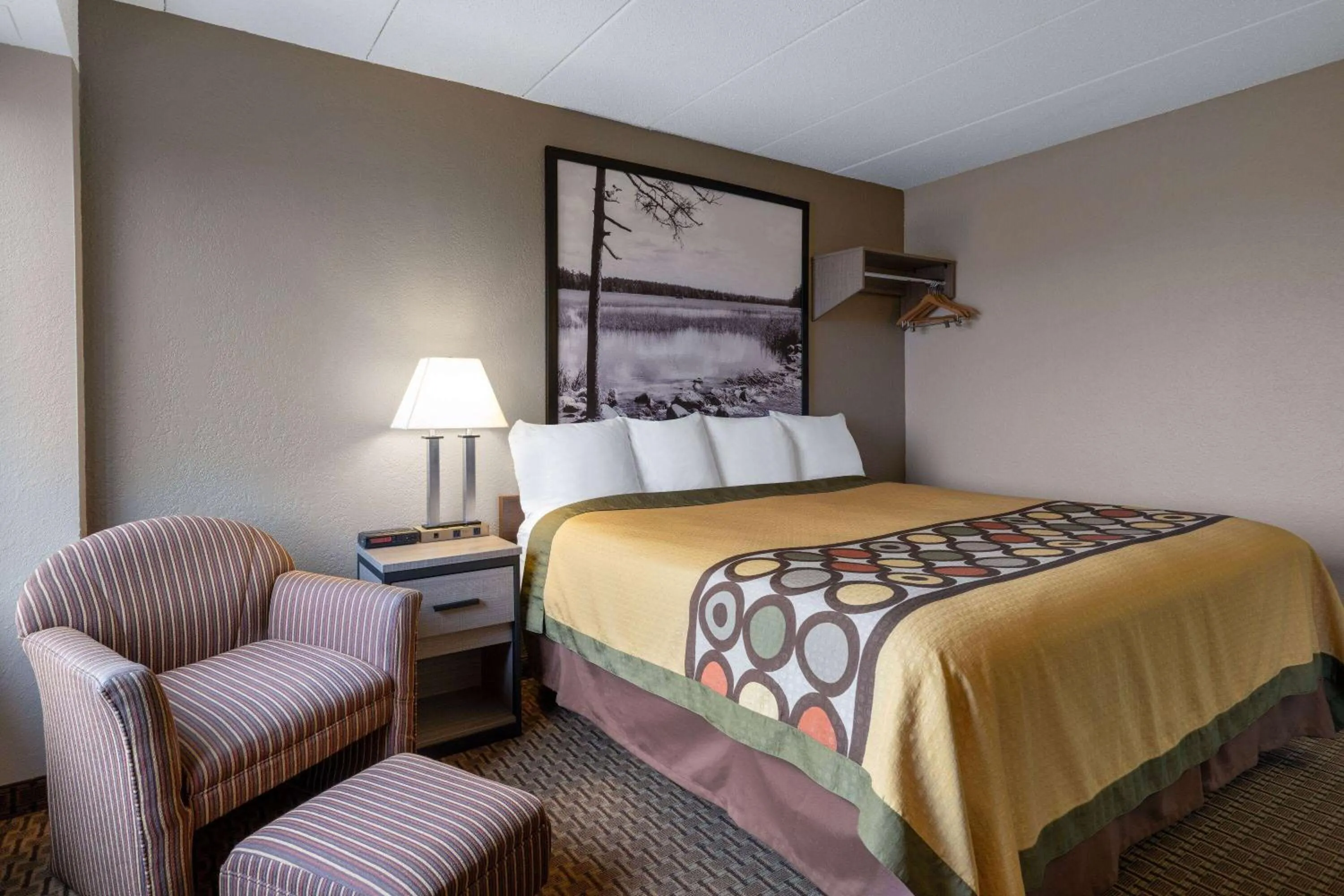 Photo of the whole room, Bed in Super 8 by Wyndham Owatonna