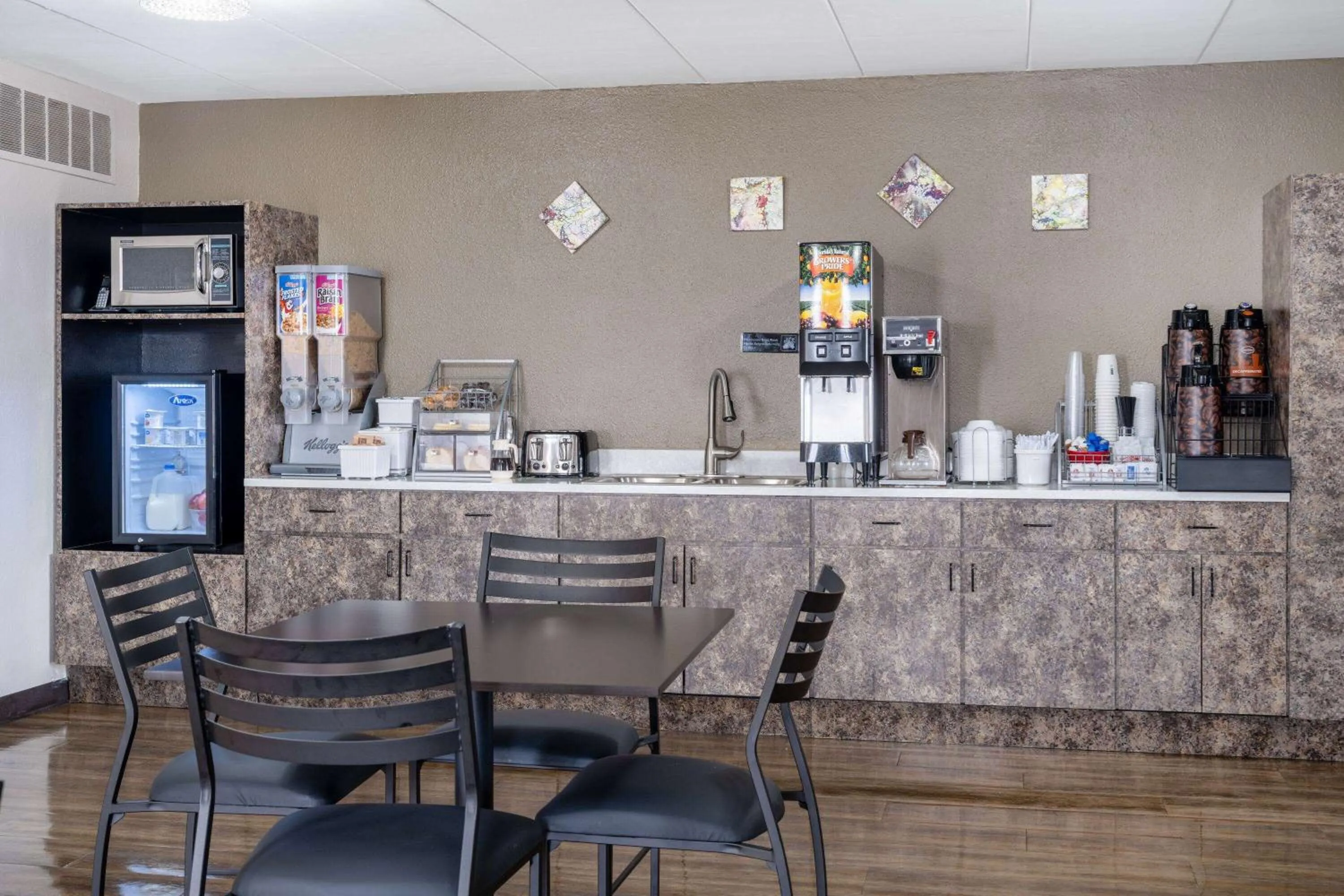 Coffee/tea facilities in Super 8 by Wyndham Owatonna