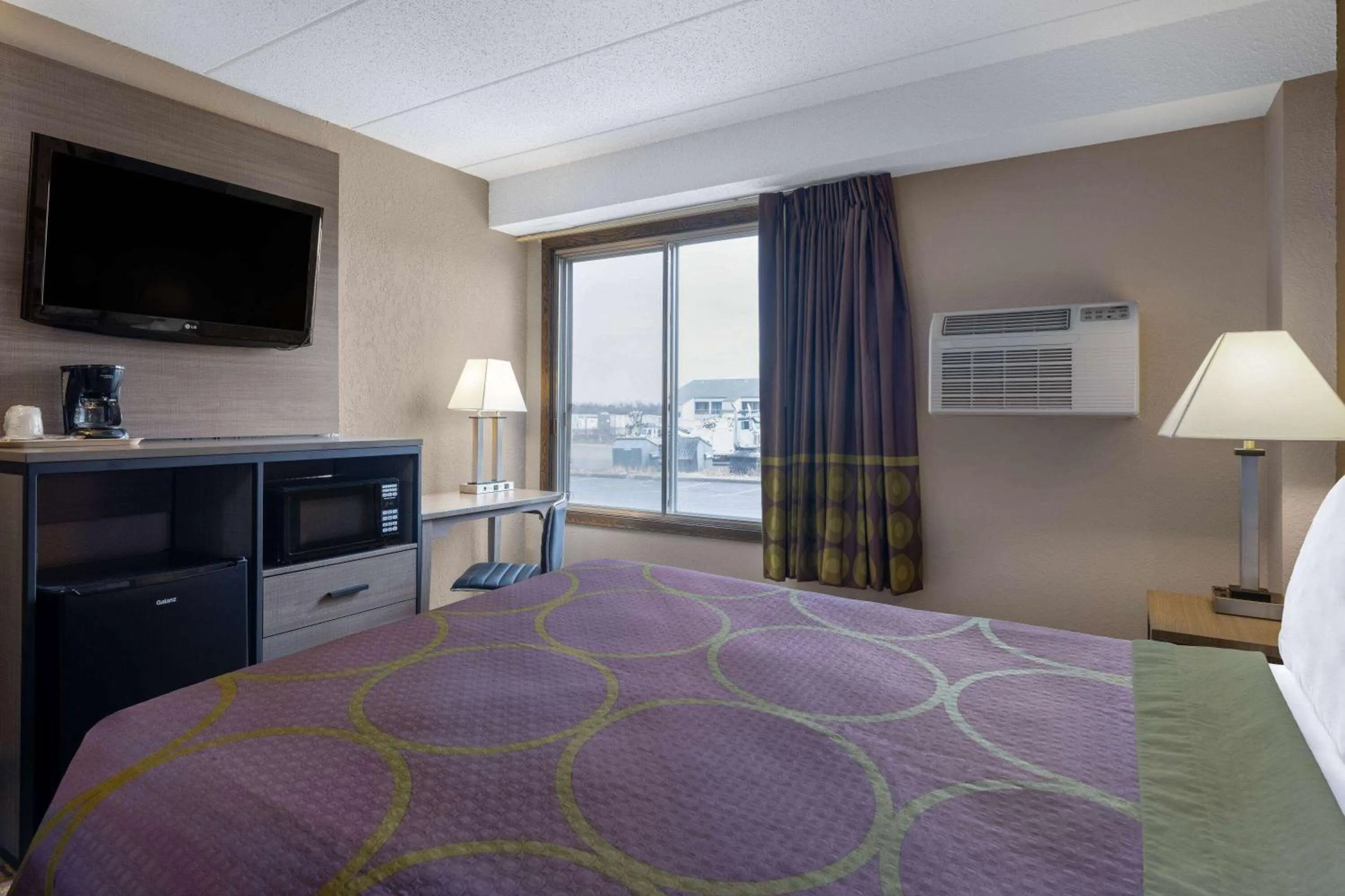 Photo of the whole room, Bed in Super 8 by Wyndham Owatonna