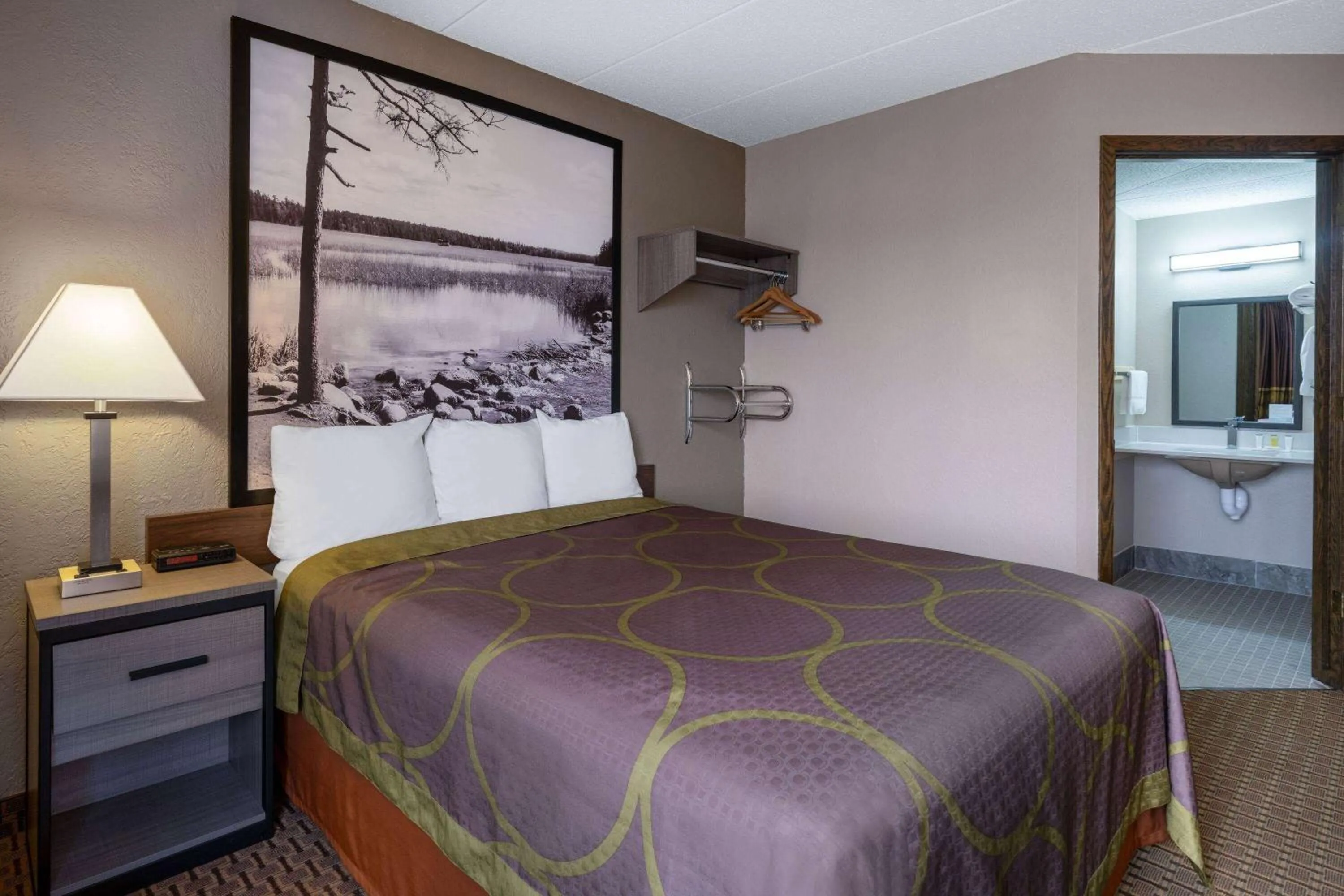 Photo of the whole room, Bed in Super 8 by Wyndham Owatonna