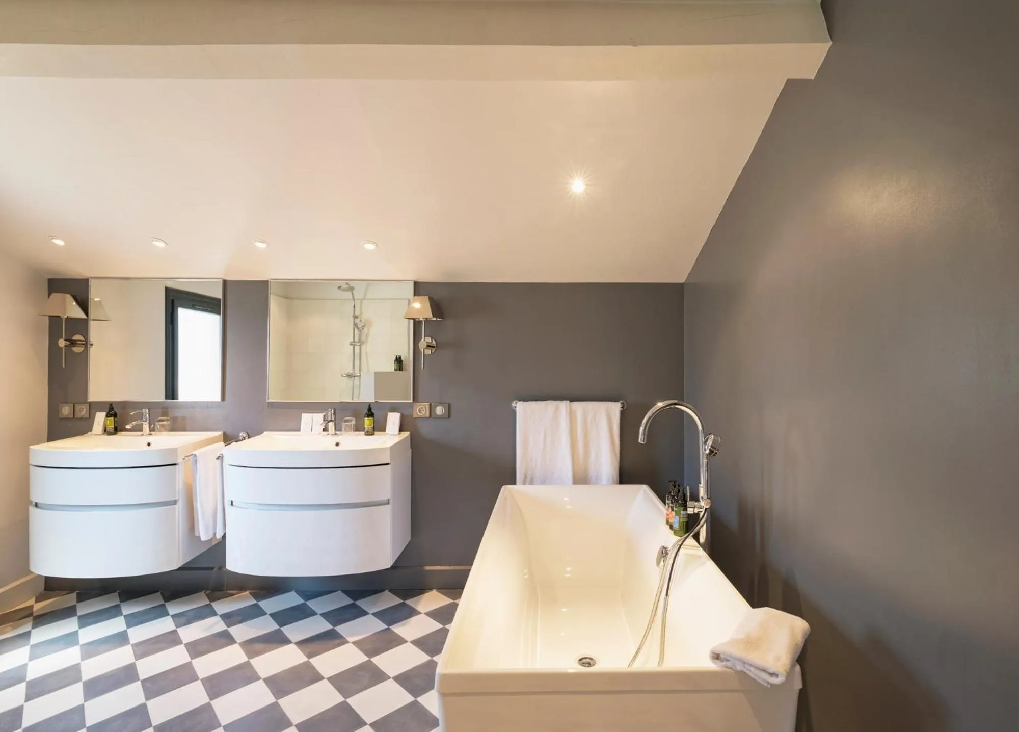 Bath in Le Vallon de Valrugues Hotel Spa & Villas