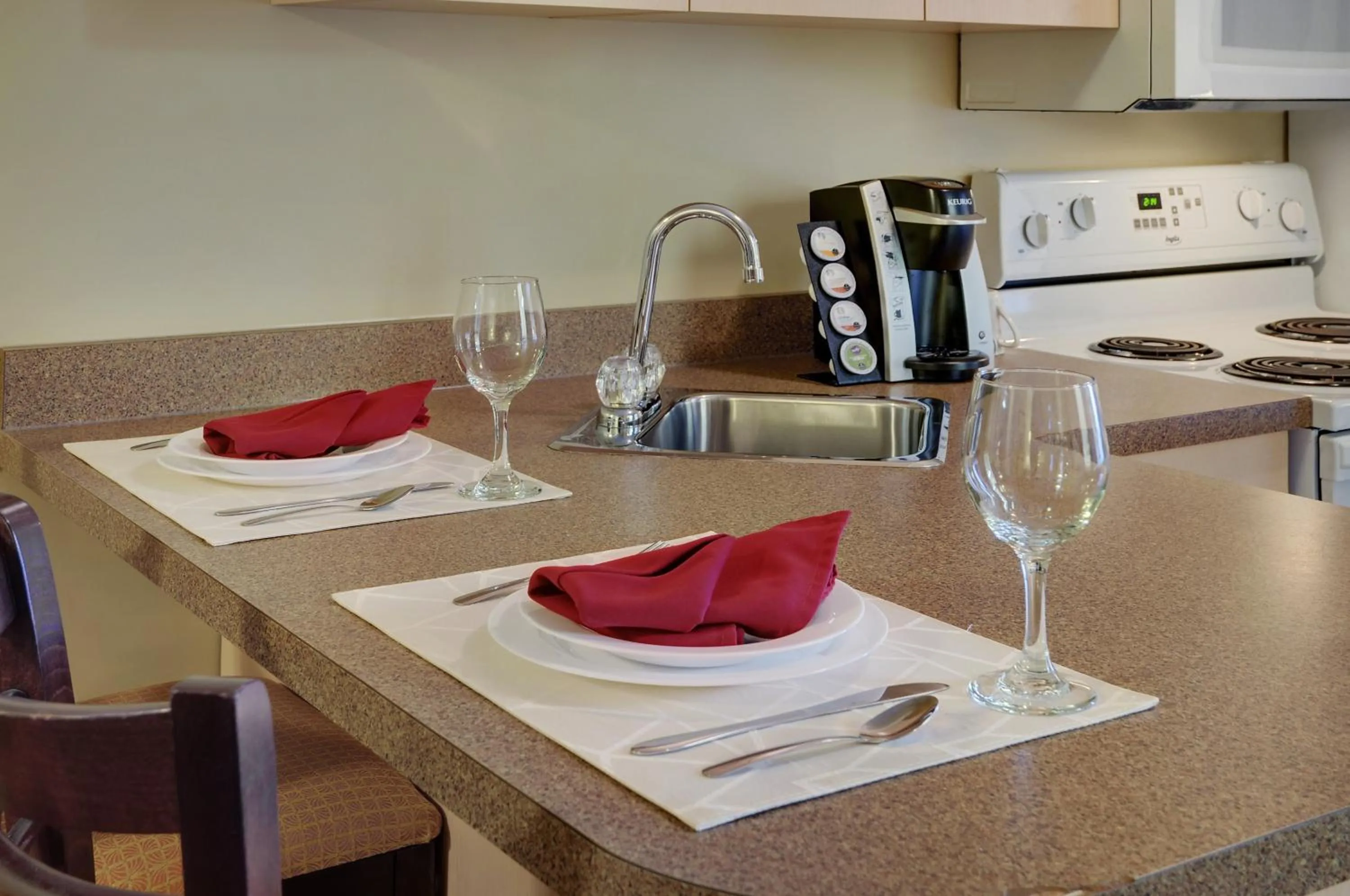Kitchen or kitchenette in Pomeroy Inn and Suites Chetwynd