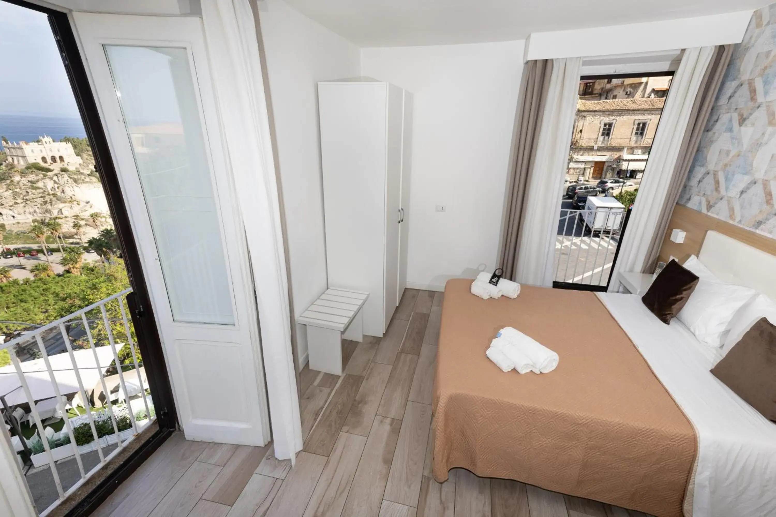 Deluxe Double Room with Balcony and Sea View in B&B Island Vista mare Deluxe Double Room with Balcony and Sea View in B&B Island Vista mare