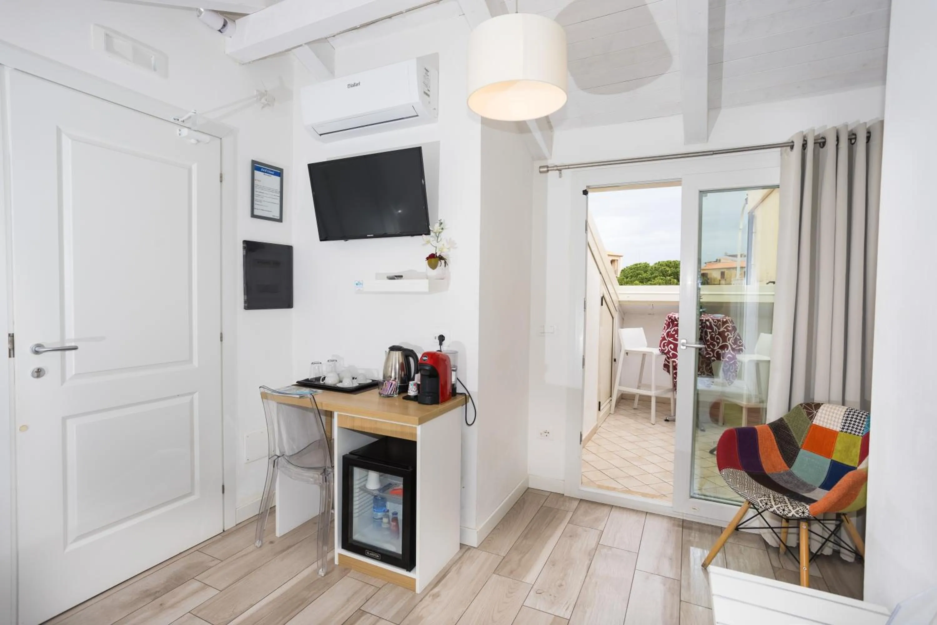 TV and multimedia in B&B Island Tropea -Sea View Rooms & Suites-