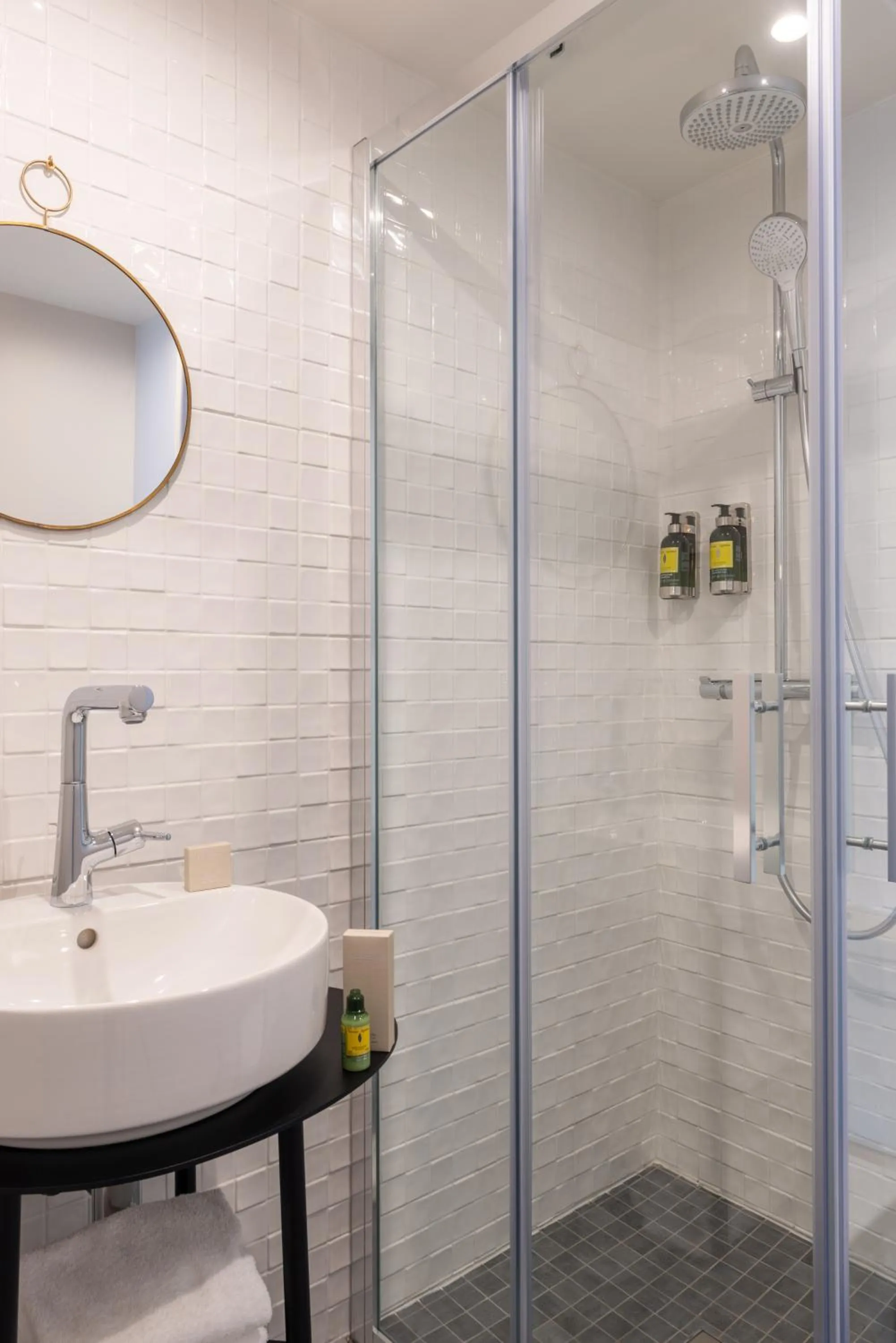 Shower in Hotel Touraine Opera