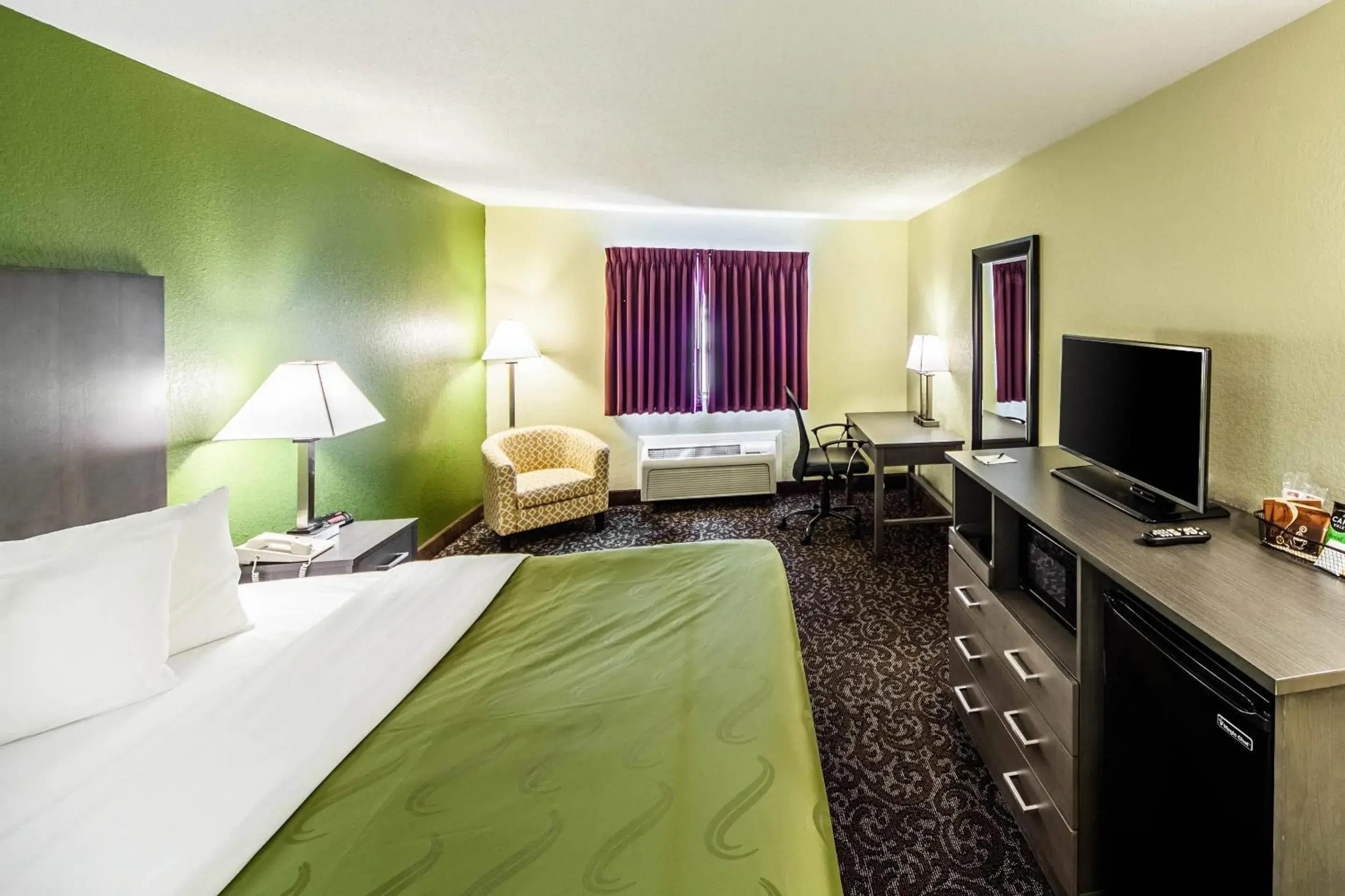 Bedroom, Bed in Quality Inn Decatur near US-224 Bedroom, Bed in Quality Inn Decatur near US-224