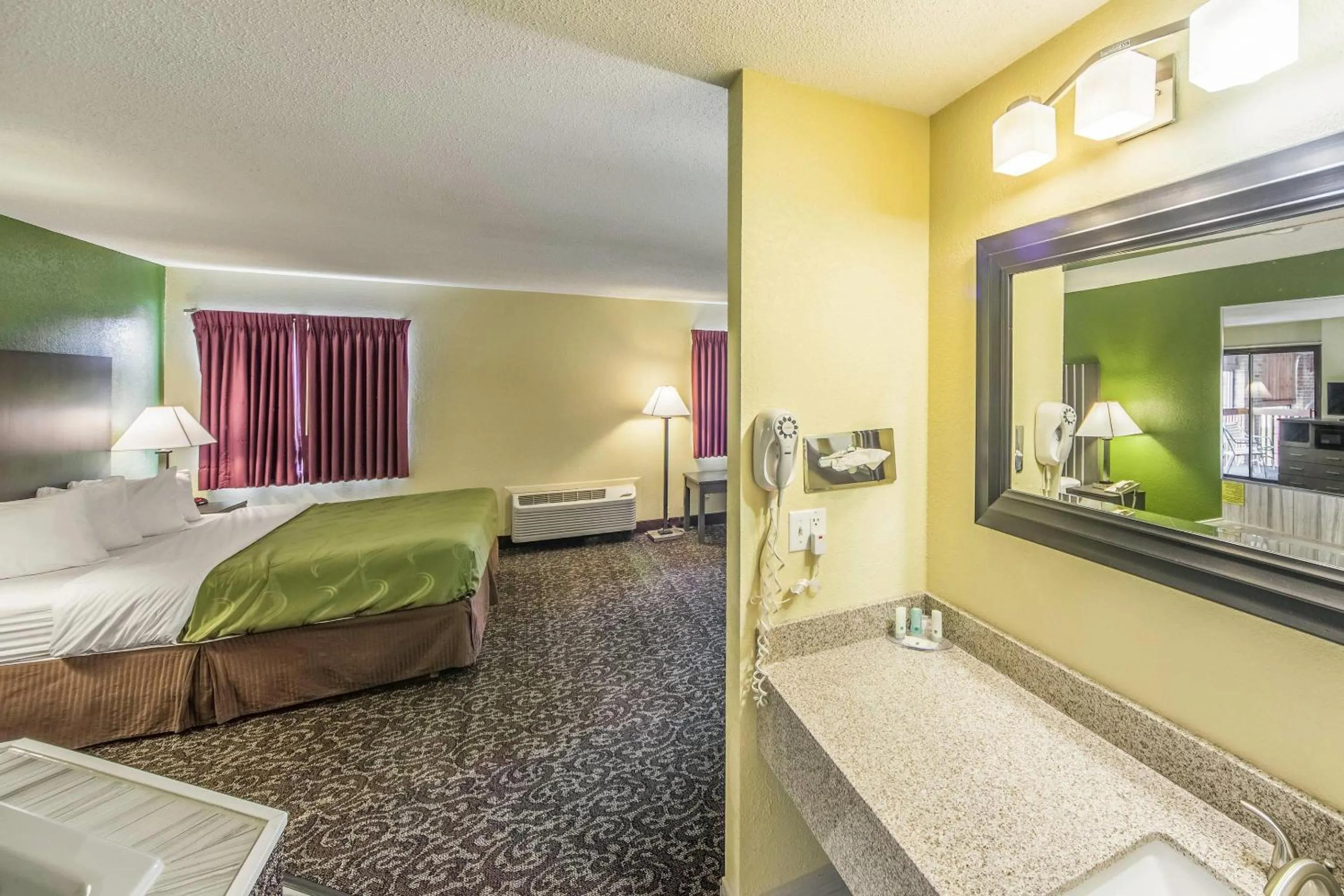 Bedroom, Bed in Quality Inn Decatur near US-224