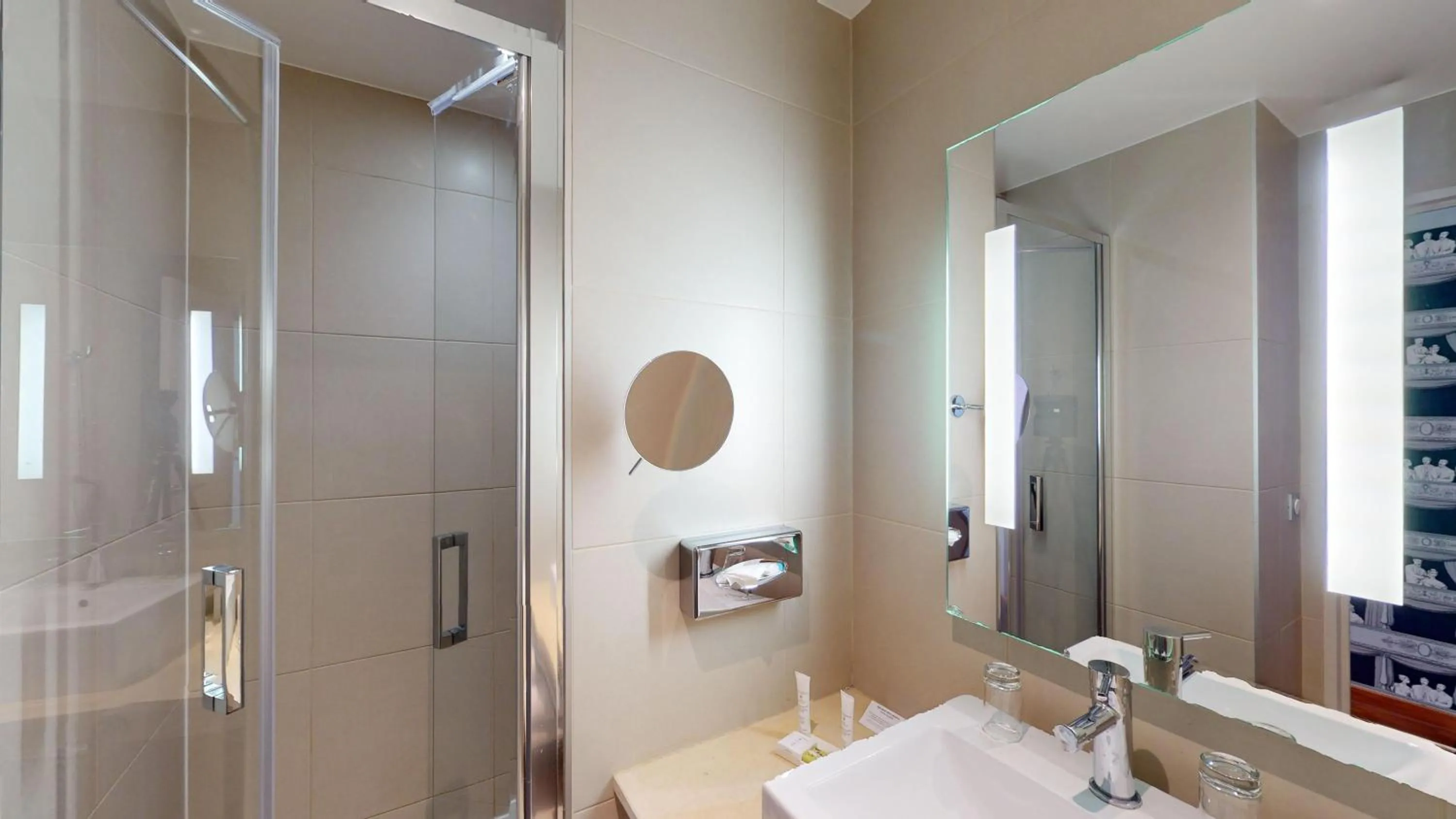 Bathroom in Best Western Hotel Opéra Drouot