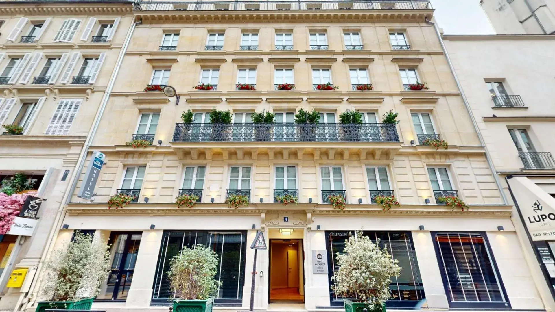 Property building in Best Western Hotel Opéra Drouot Property building in Best Western Hotel Opéra Drouot
