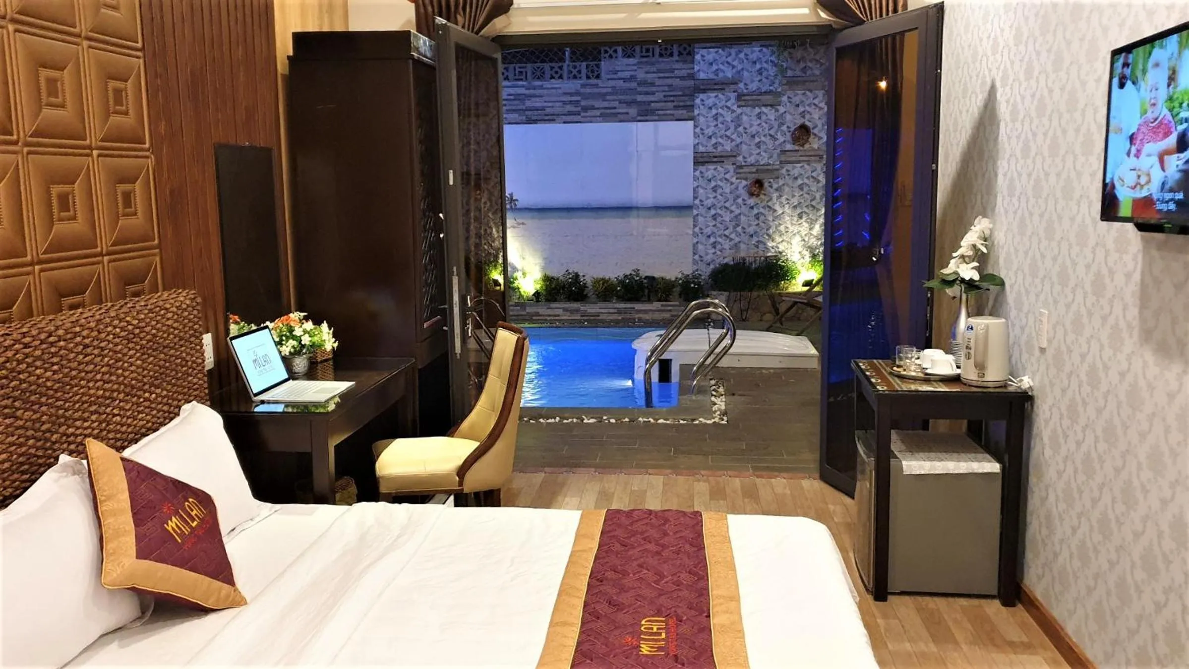 Swimming pool, Bed in Mi Lan Boutique Resort