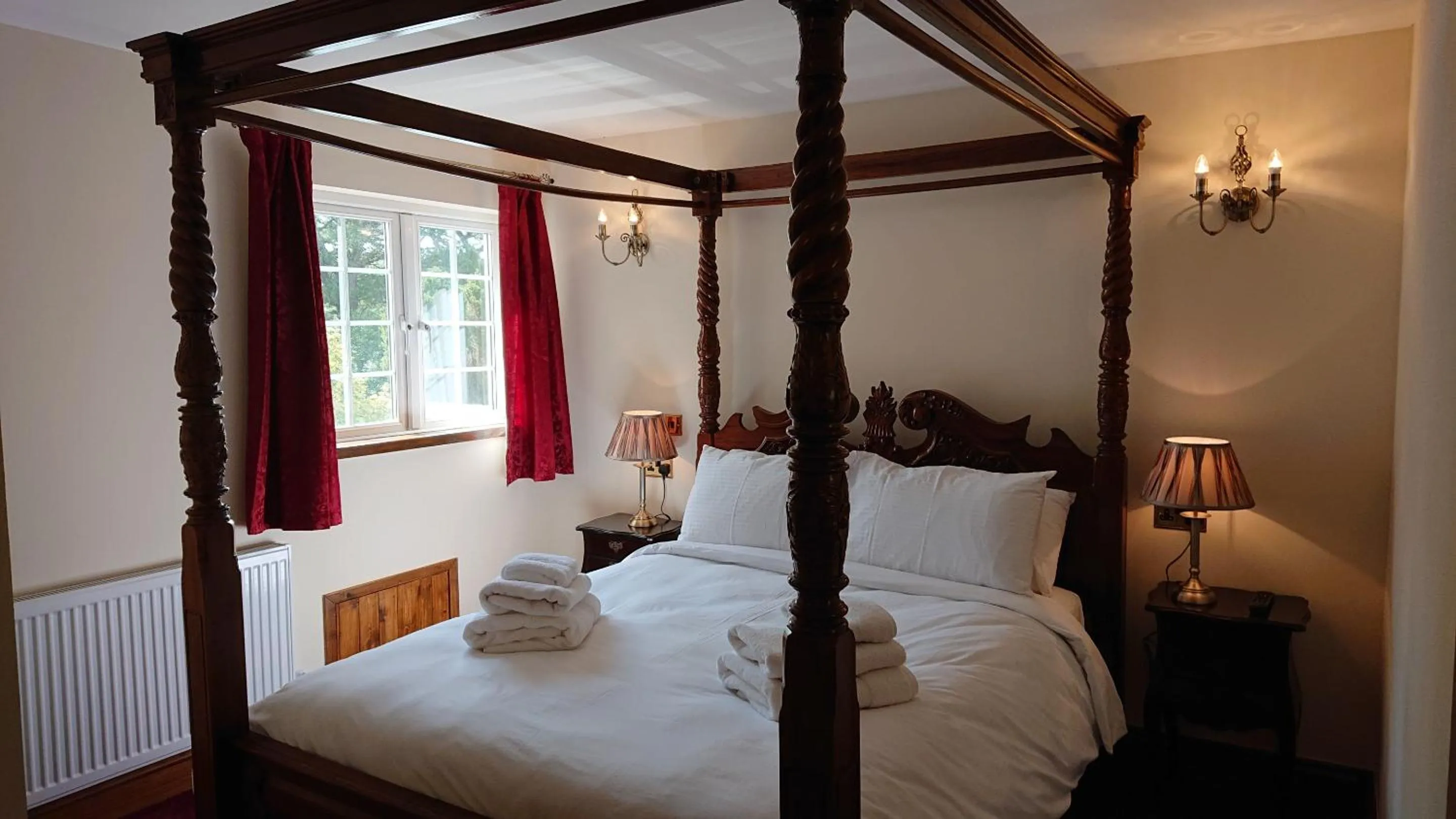 Bedroom, Bed in Great Trethew Hotel - Self Catering Lodges - Bar & Restaurant