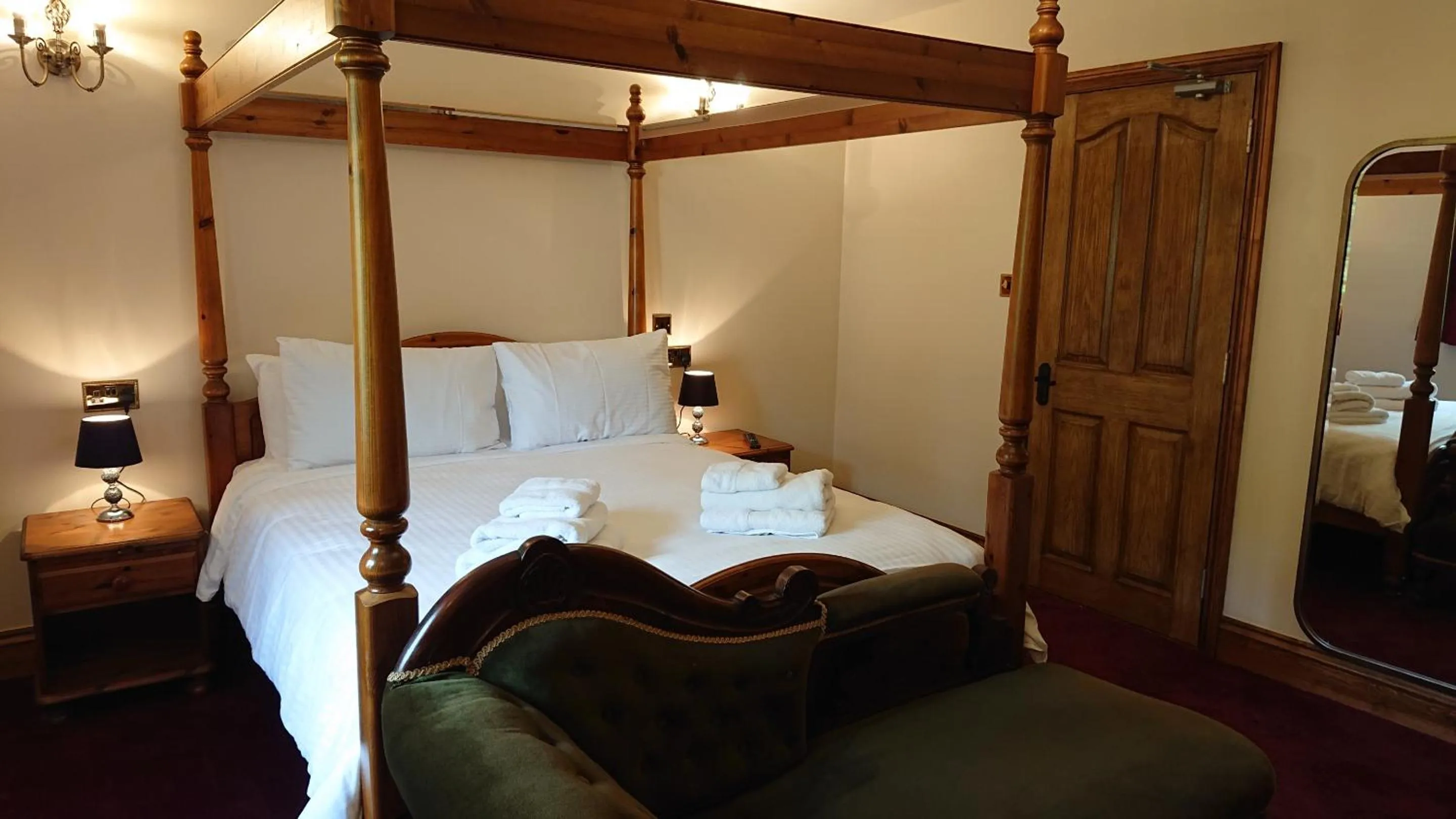 Bedroom, Bed in Great Trethew Hotel - Self Catering Lodges - Bar & Restaurant