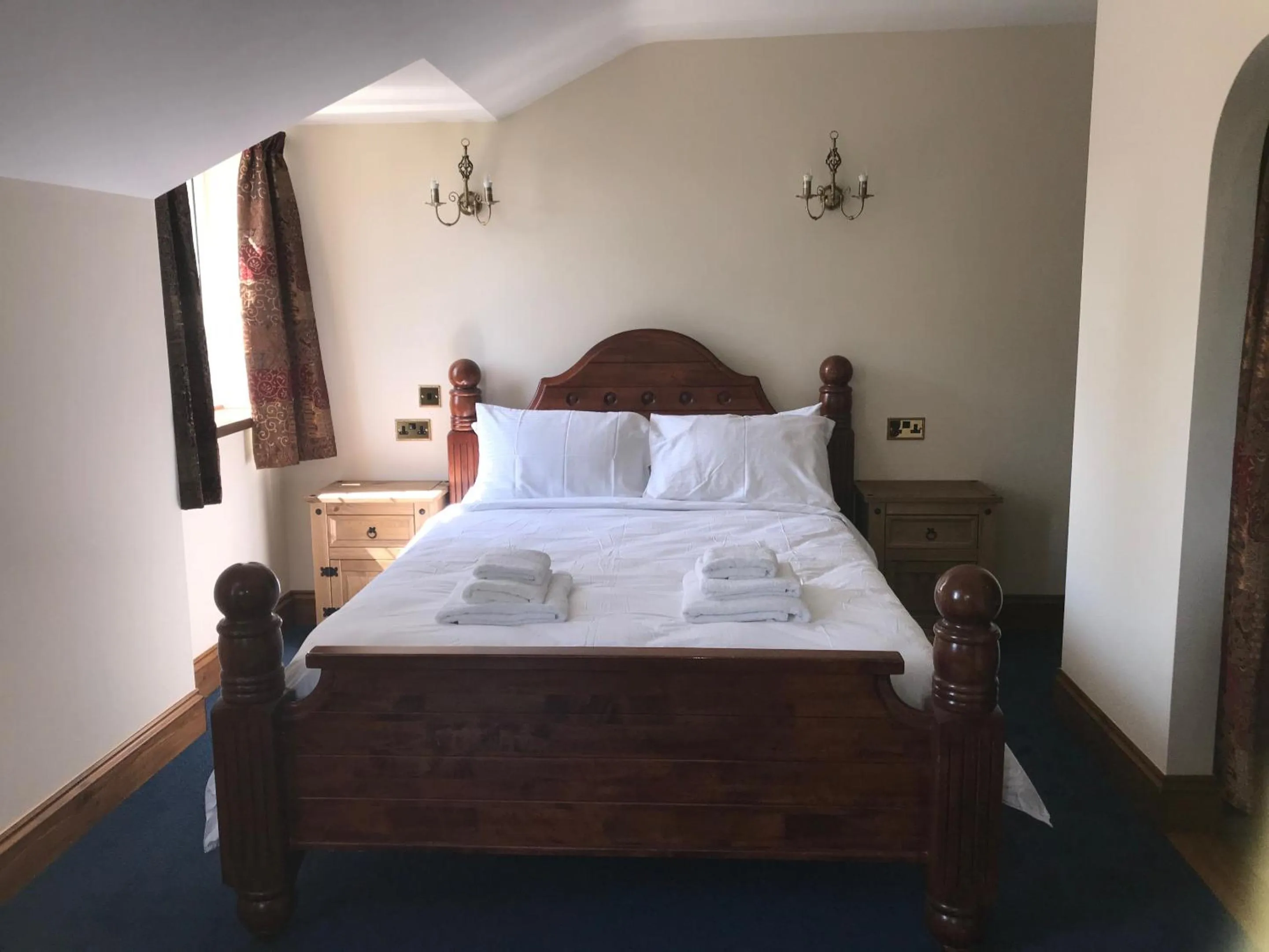 Bedroom, Bed in Great Trethew Hotel - Self Catering Lodges - Bar & Restaurant