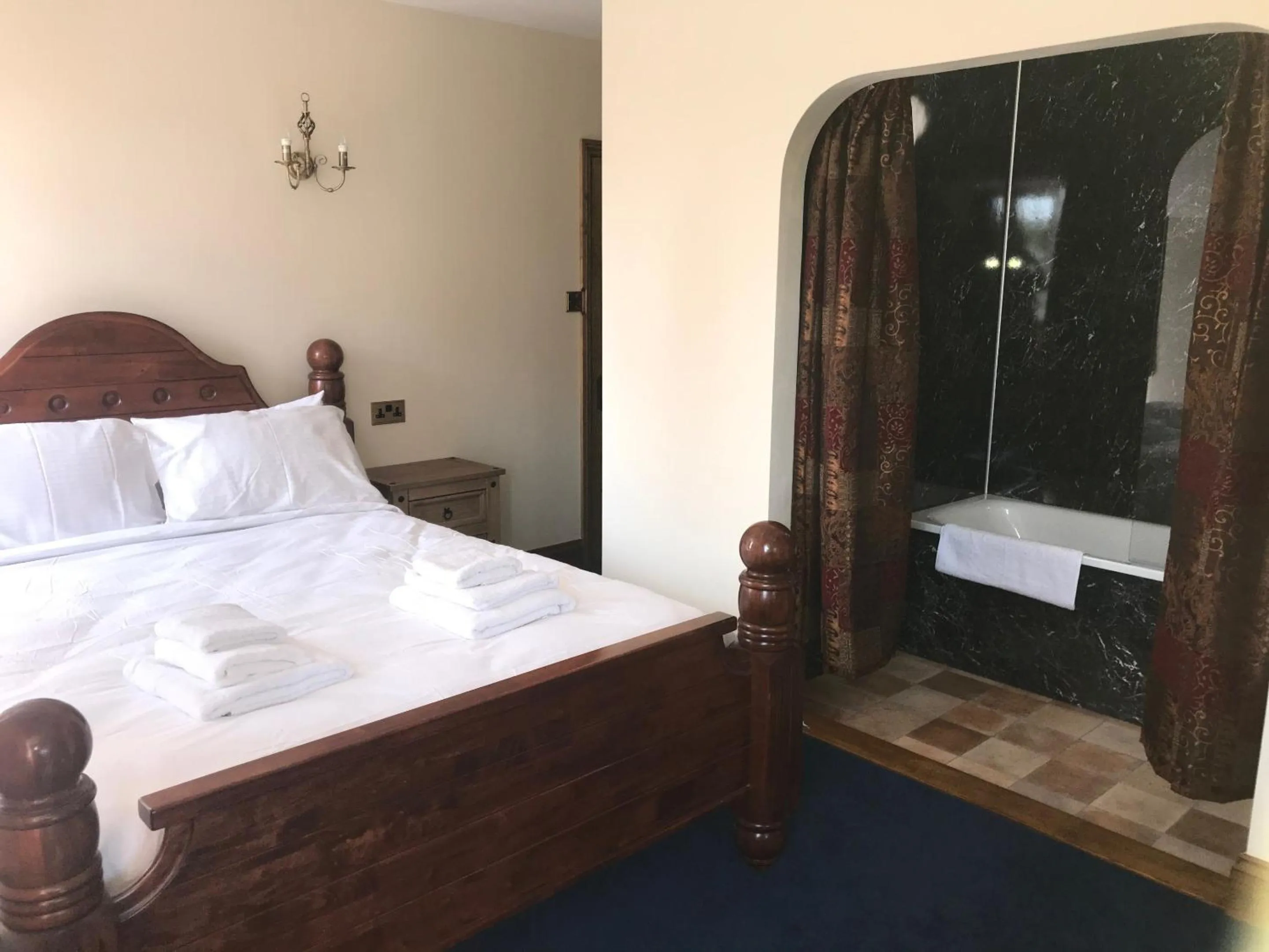 Bedroom, Bed in Great Trethew Hotel - Self Catering Lodges - Bar & Restaurant