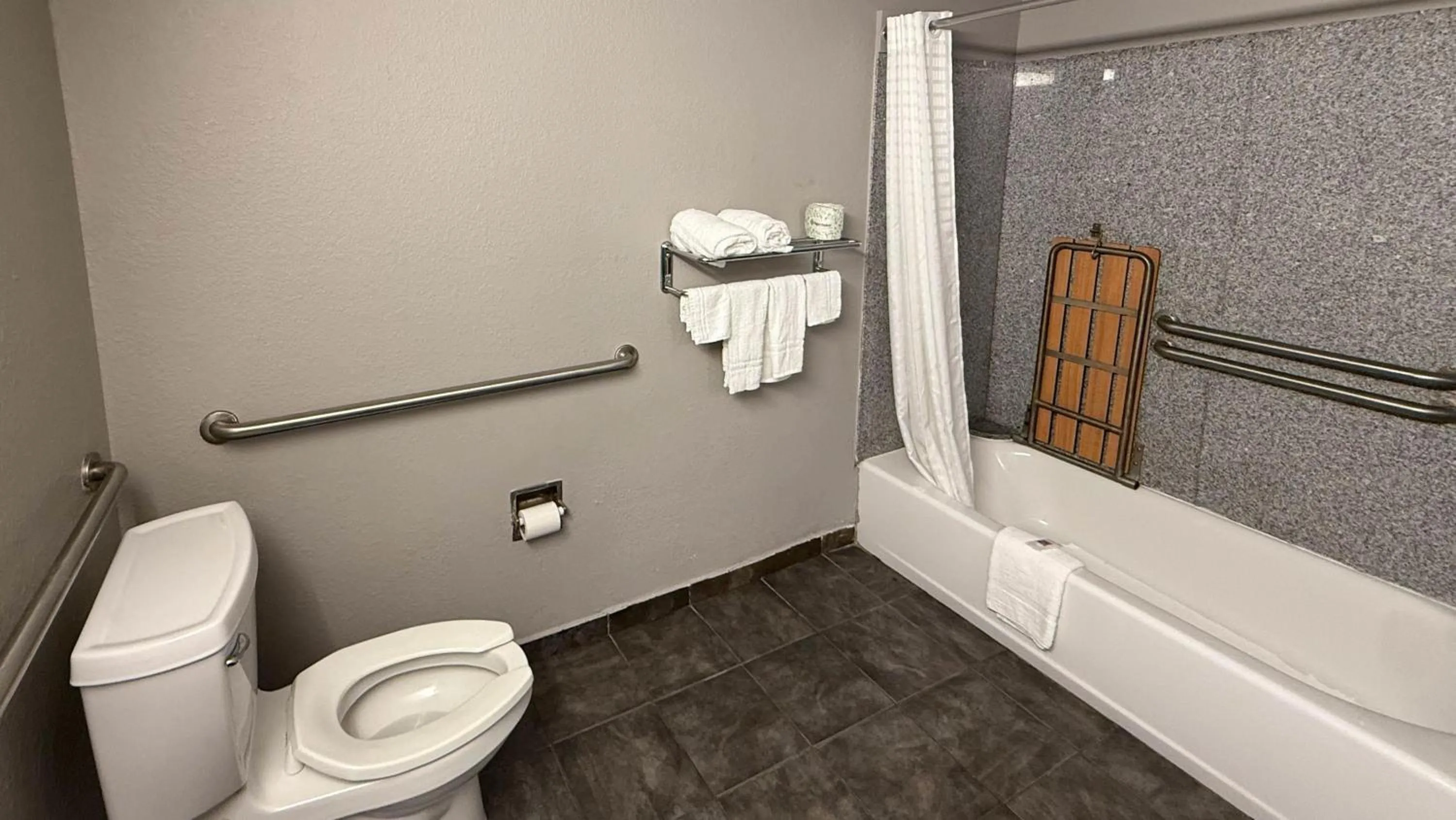 Bathroom in Motel 6-Oklahoma City, OK - South