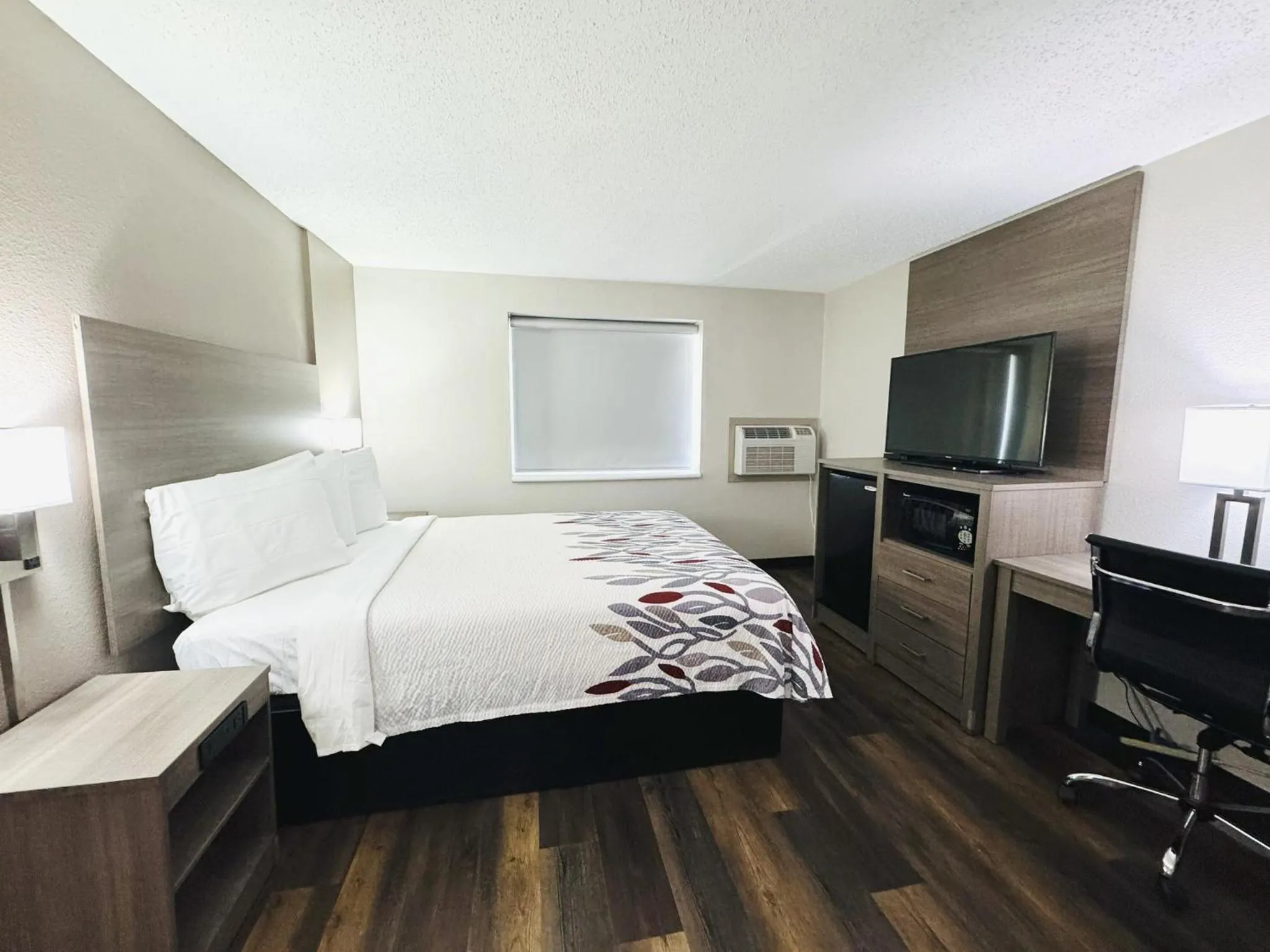 Photo of the whole room, Bed in Red Roof Inn Ames