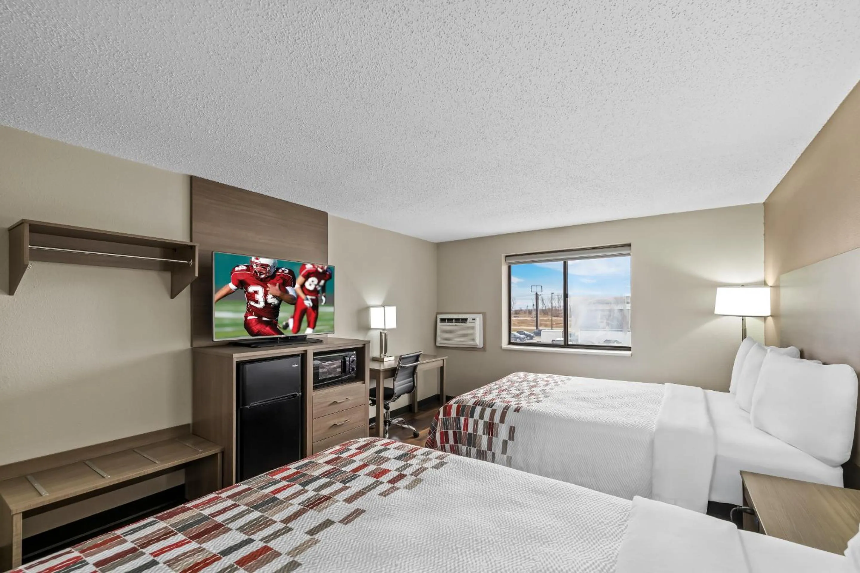 Photo of the whole room, Bed in Red Roof Inn Ames