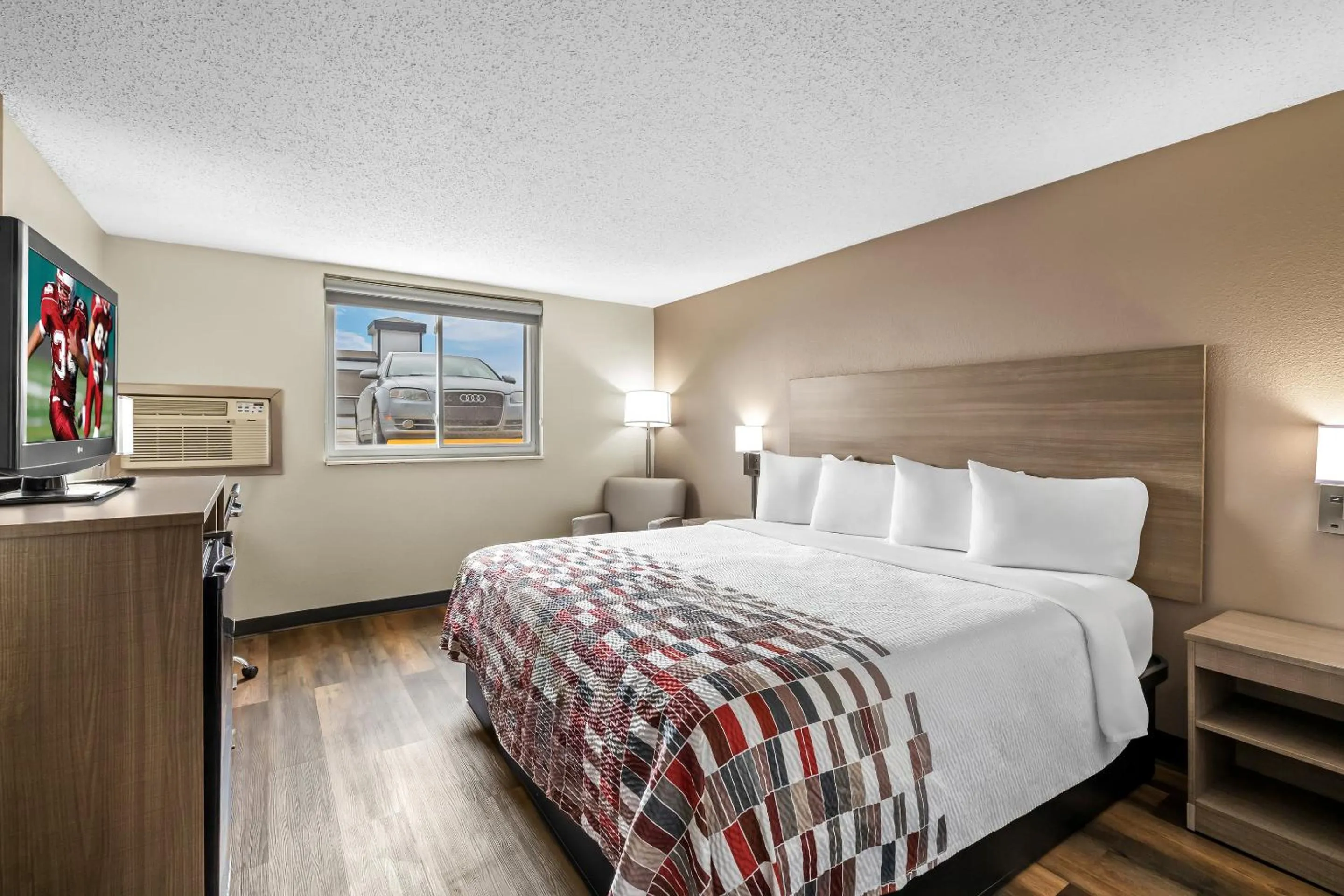 Photo of the whole room, Bed in Red Roof Inn Ames