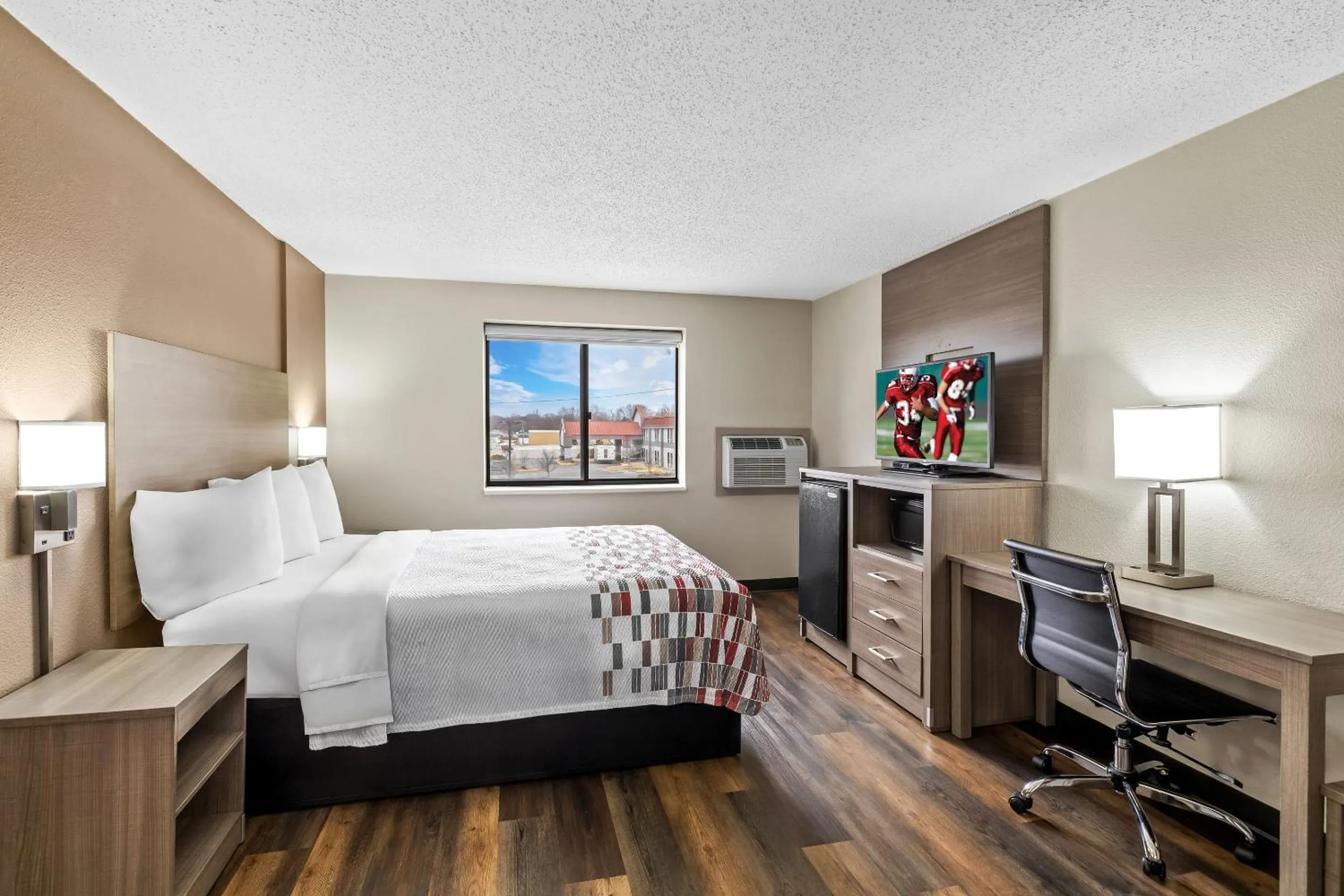 Photo of the whole room, Bed in Red Roof Inn Ames