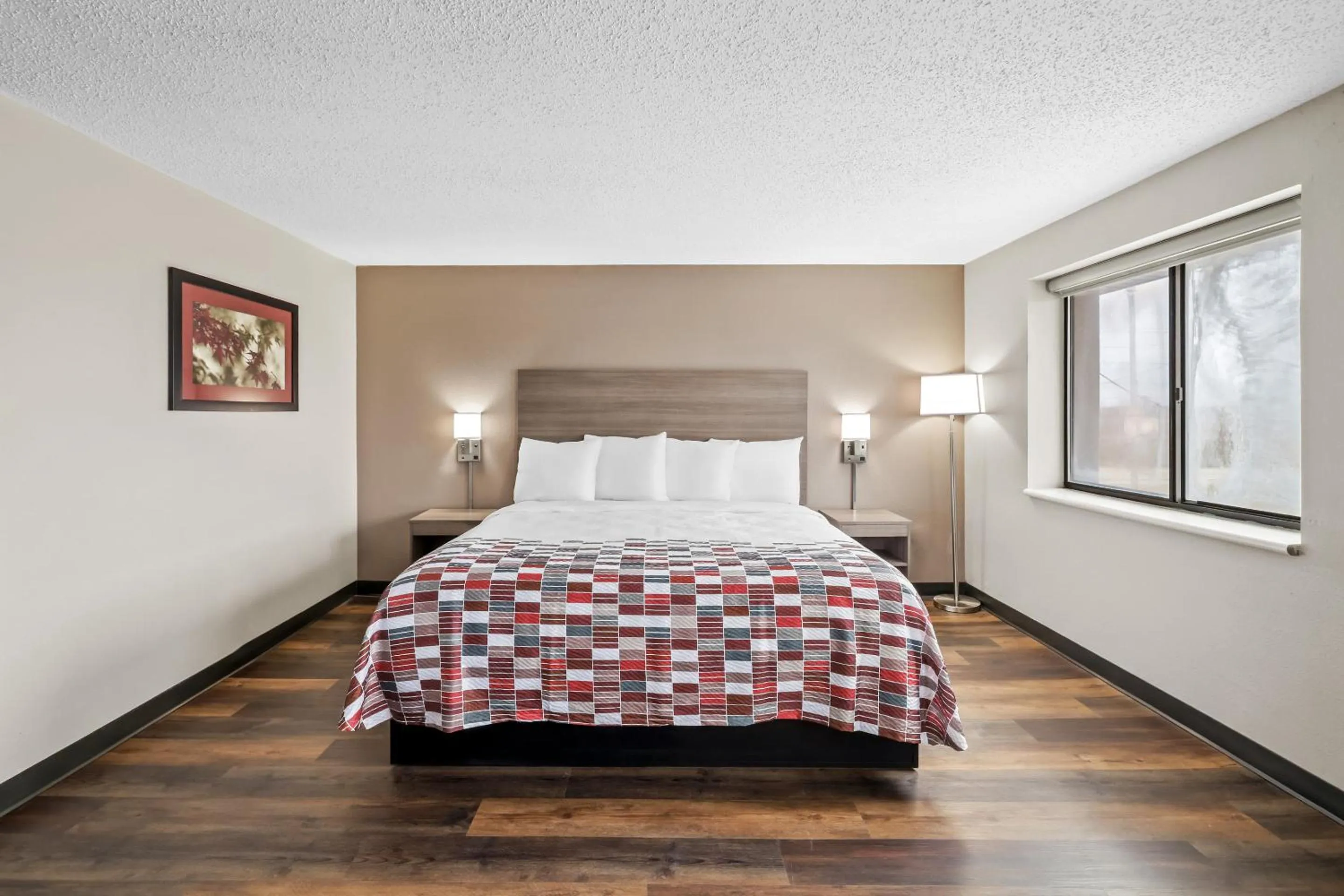 Bedroom, Bed in Red Roof Inn Ames