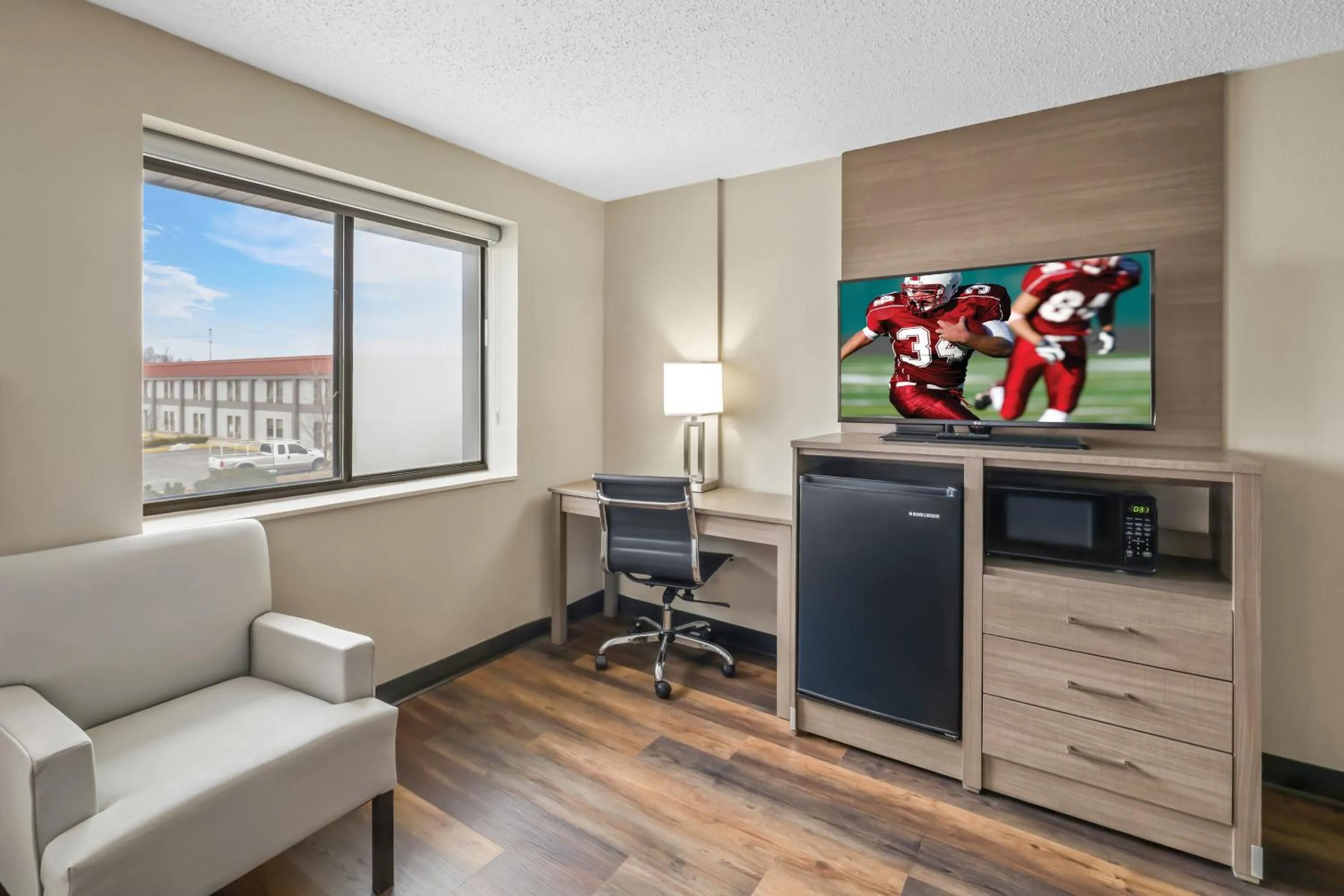 Bedroom in Red Roof Inn Ames