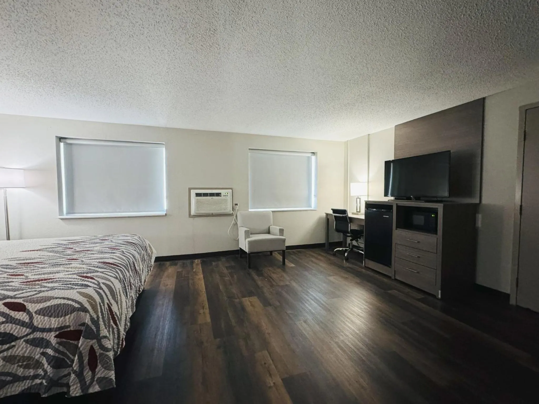 Bedroom, Bed in Red Roof Inn Ames