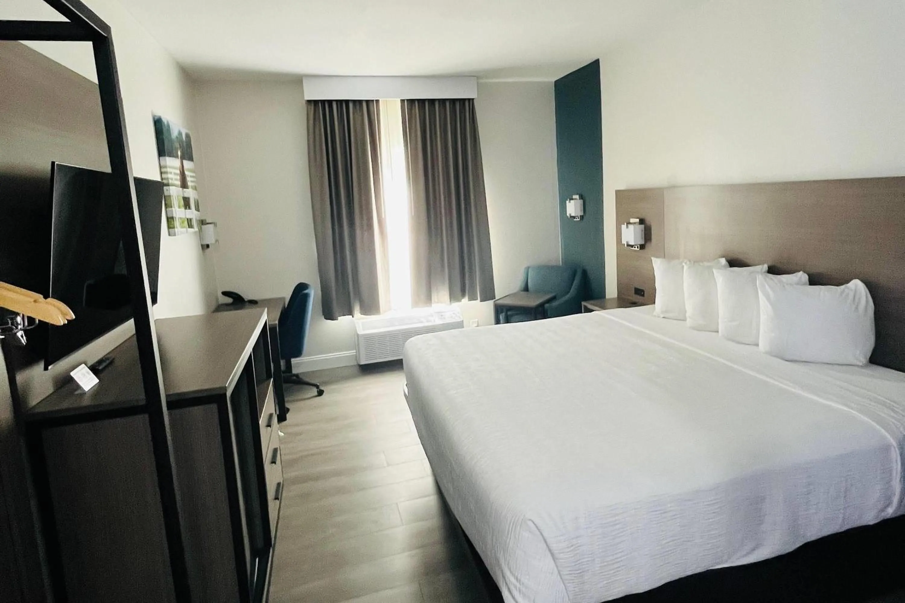 Photo of the whole room, Bed in Baymont by Wyndham La Grange KY Southeast