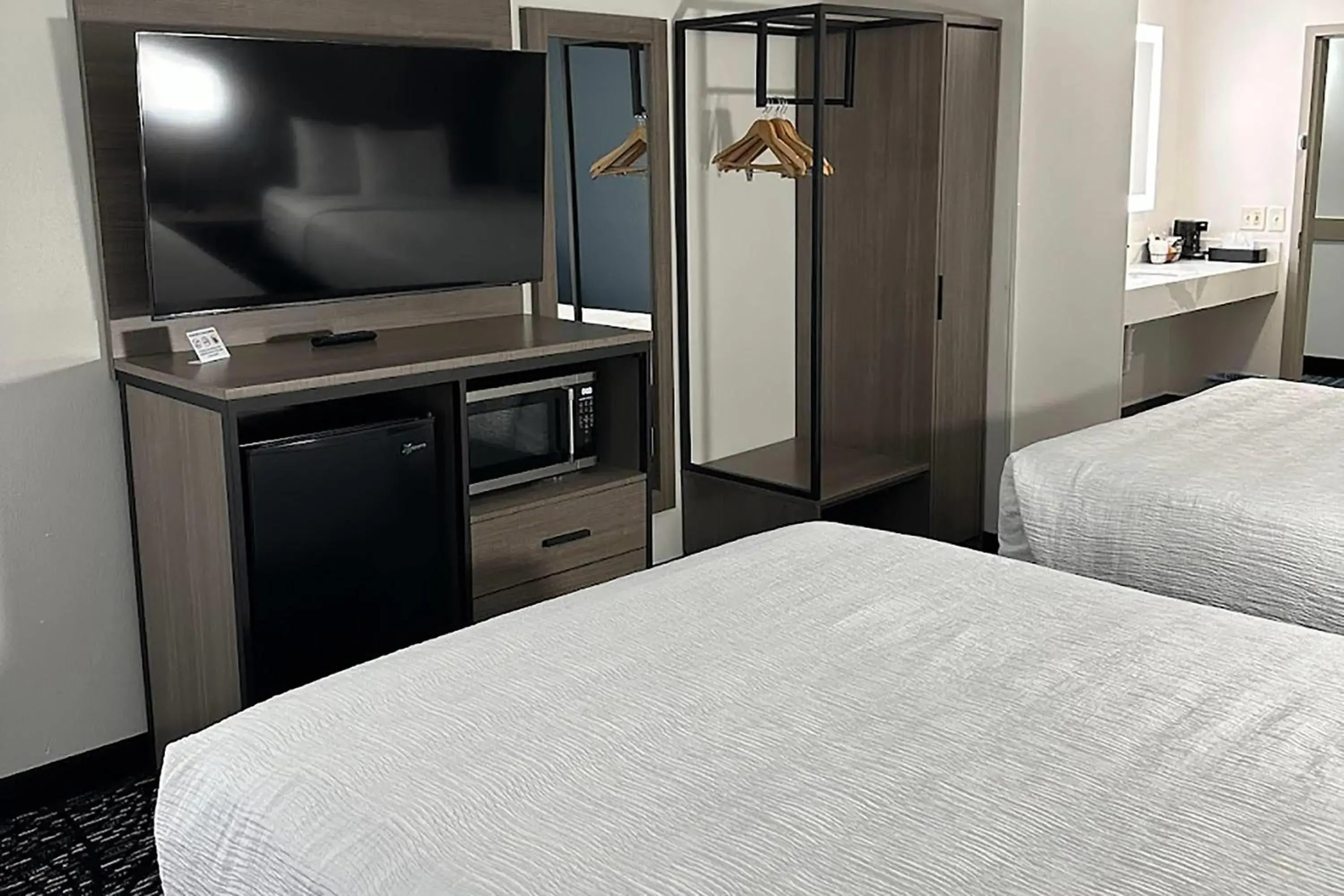 Queen Room with Two Queen Beds and Bath Tub - Mobility Accessible/Non-Smoking in Baymont by Wyndham La Grange KY Southeast Queen Room with Two Queen Beds and Bath Tub - Mobility Accessible/Non-Smoking in Baymont by Wyndham La Grange KY Southeast