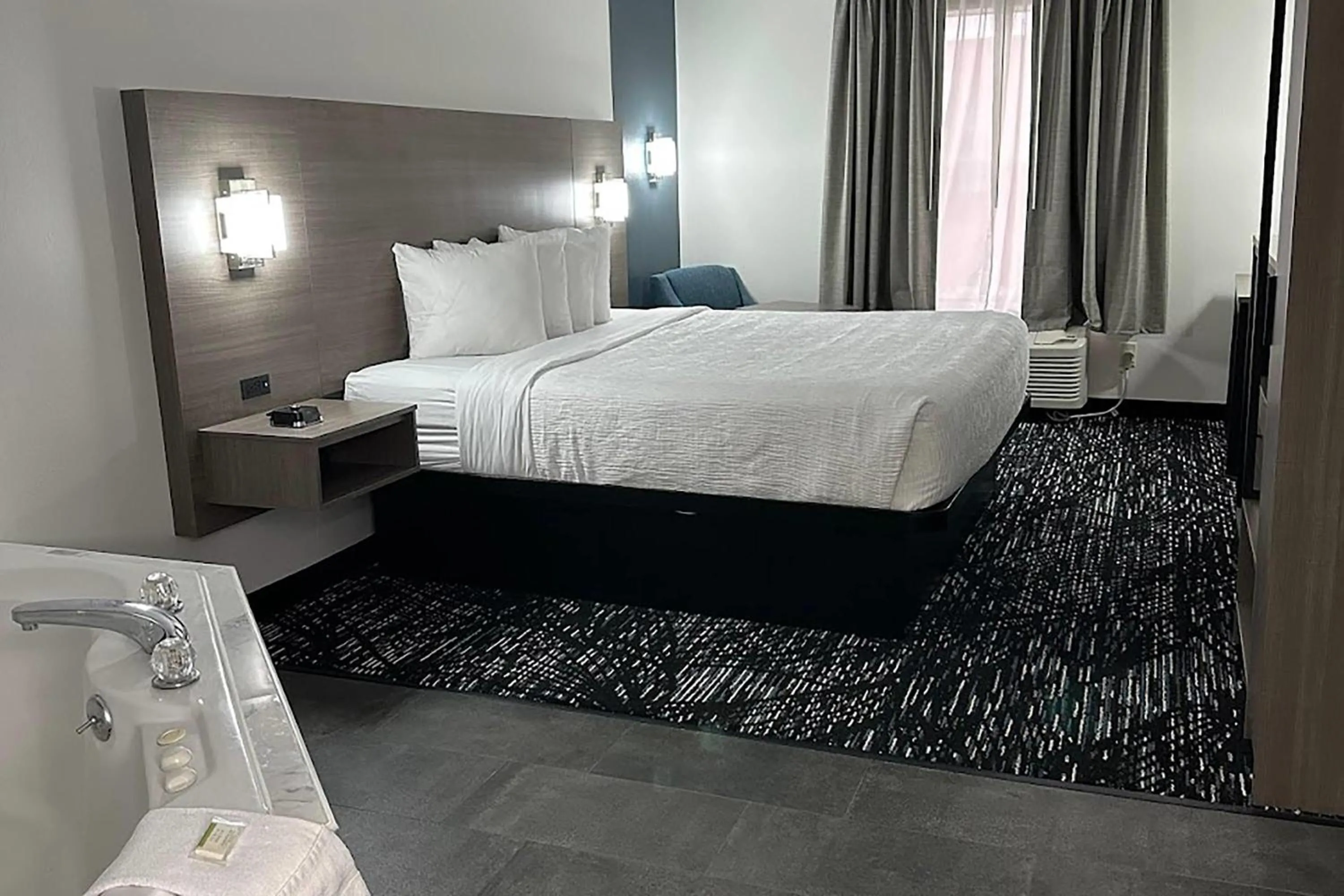 Photo of the whole room, Bed in Baymont by Wyndham La Grange KY Southeast