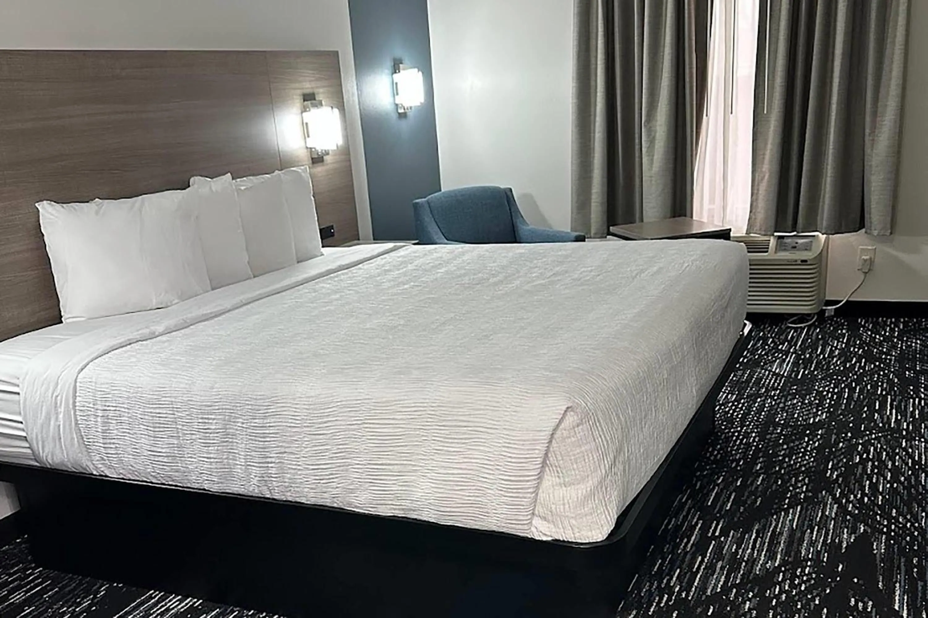 Photo of the whole room, Bed in Baymont by Wyndham La Grange KY Southeast