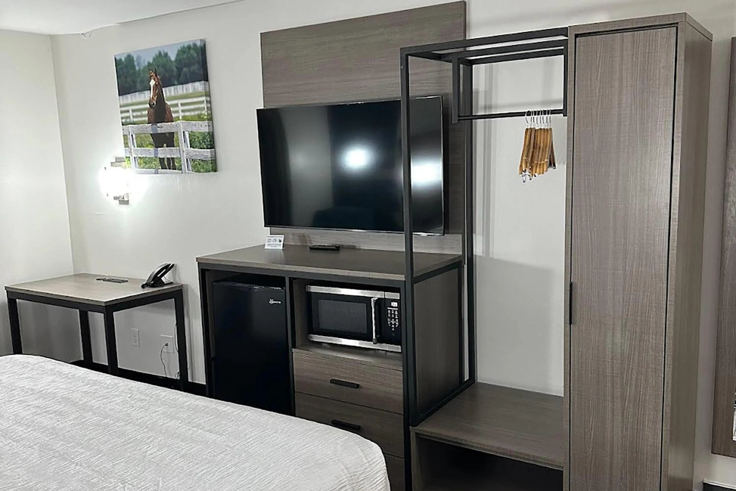 Photo of the whole room, Bed in Baymont by Wyndham La Grange KY Southeast