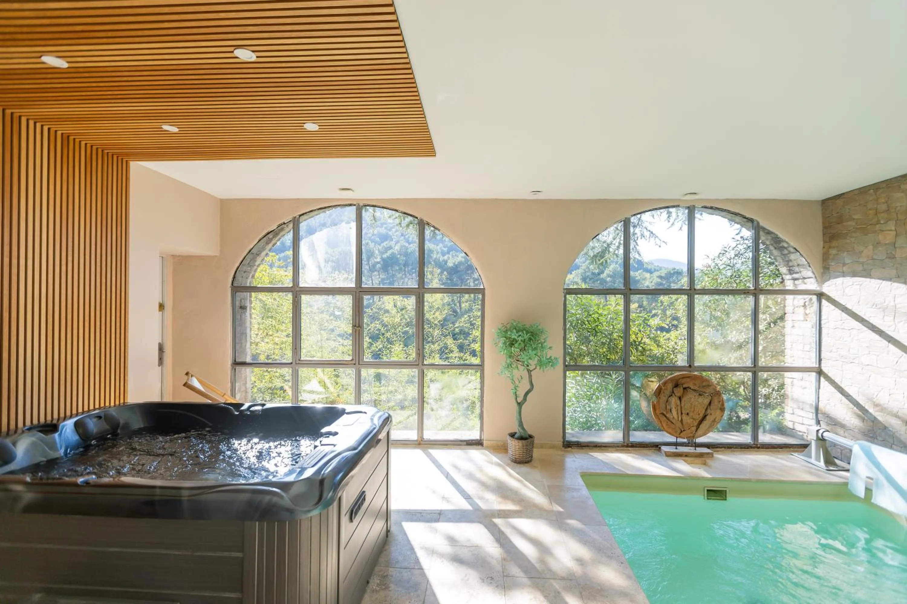 Hot Tub in Le Mas Fraissinet