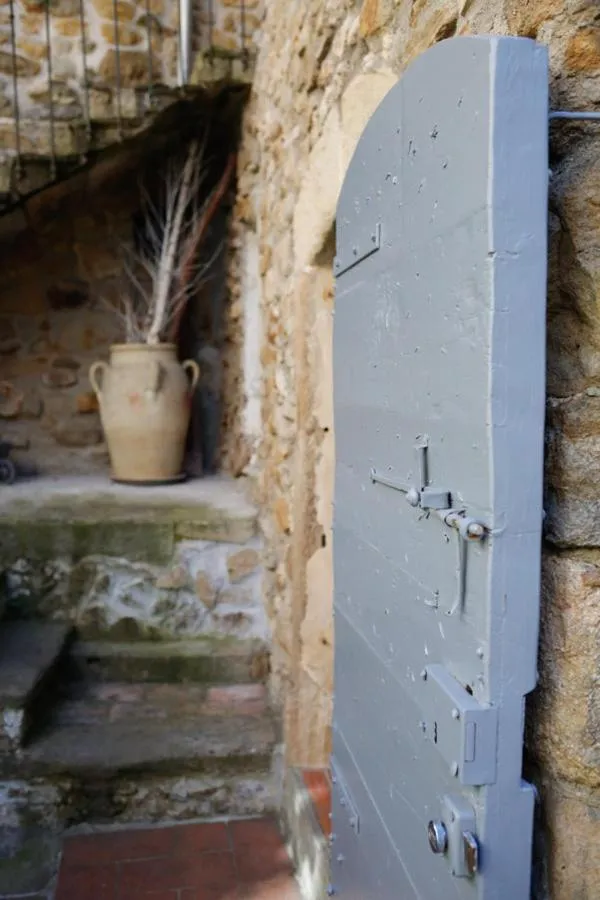 Facade/entrance in Le Mas Fraissinet