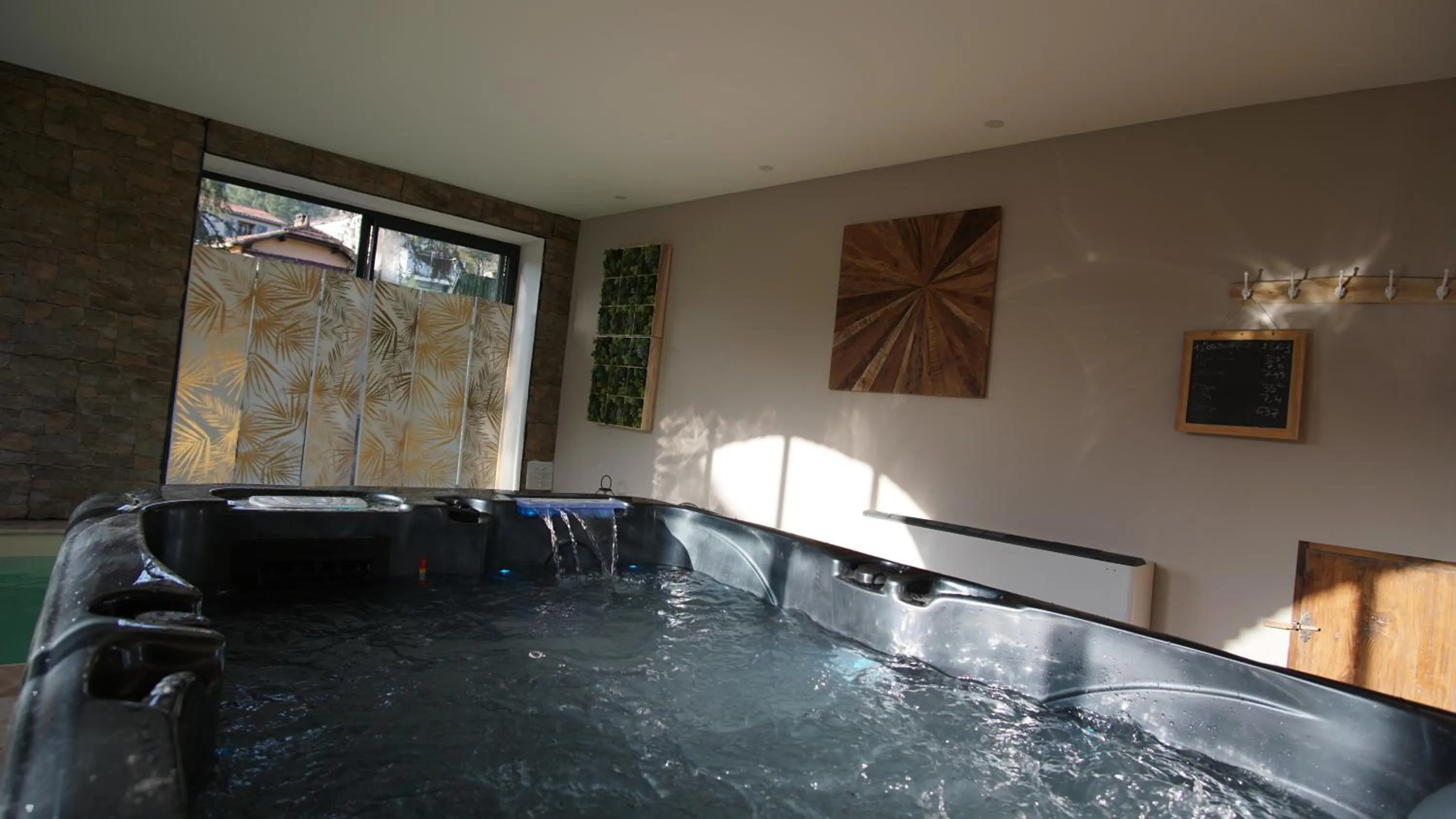 Spa and wellness centre/facilities in Le Mas Fraissinet