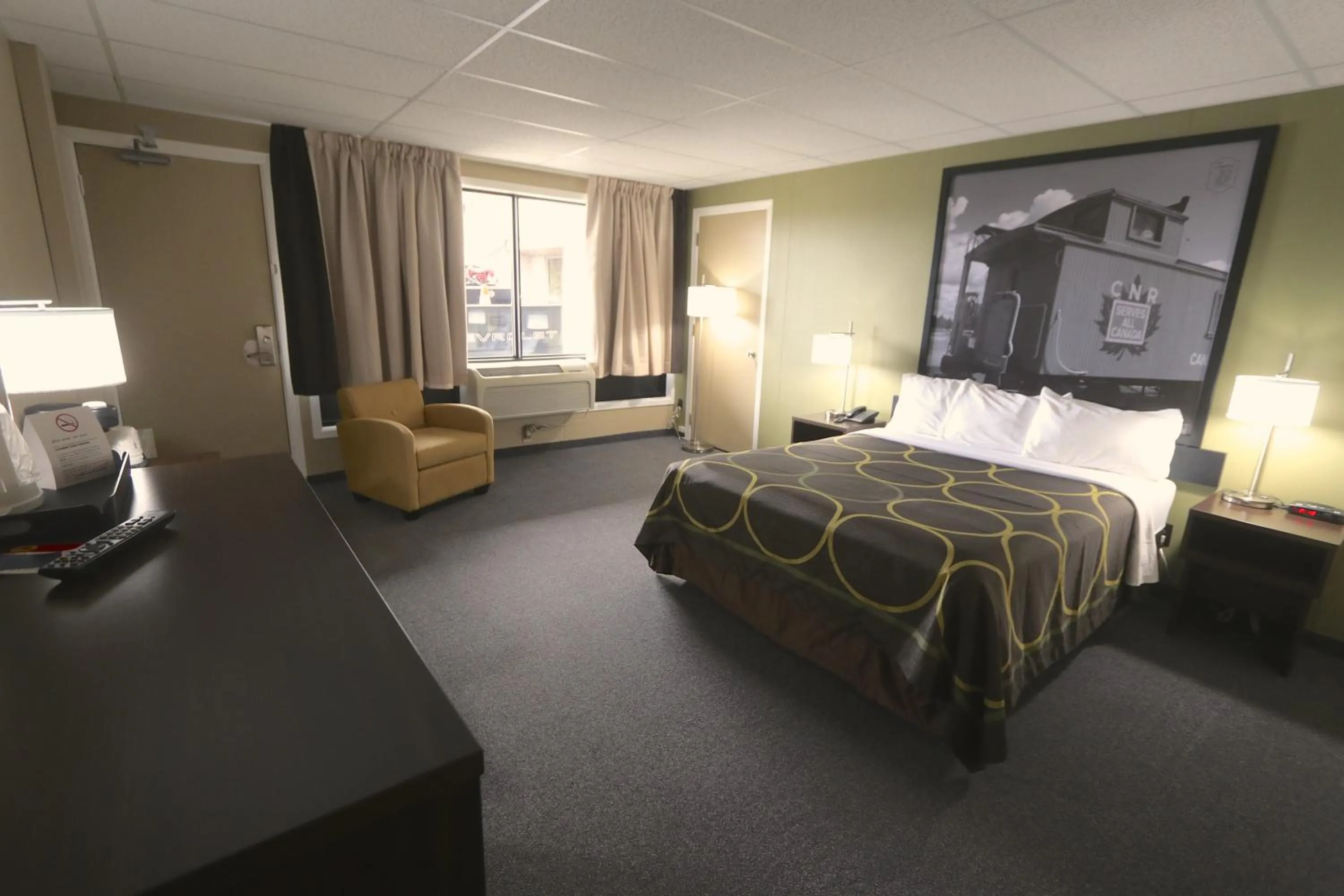 Photo of the whole room, Bed in Super 8 by Wyndham Hearst ON