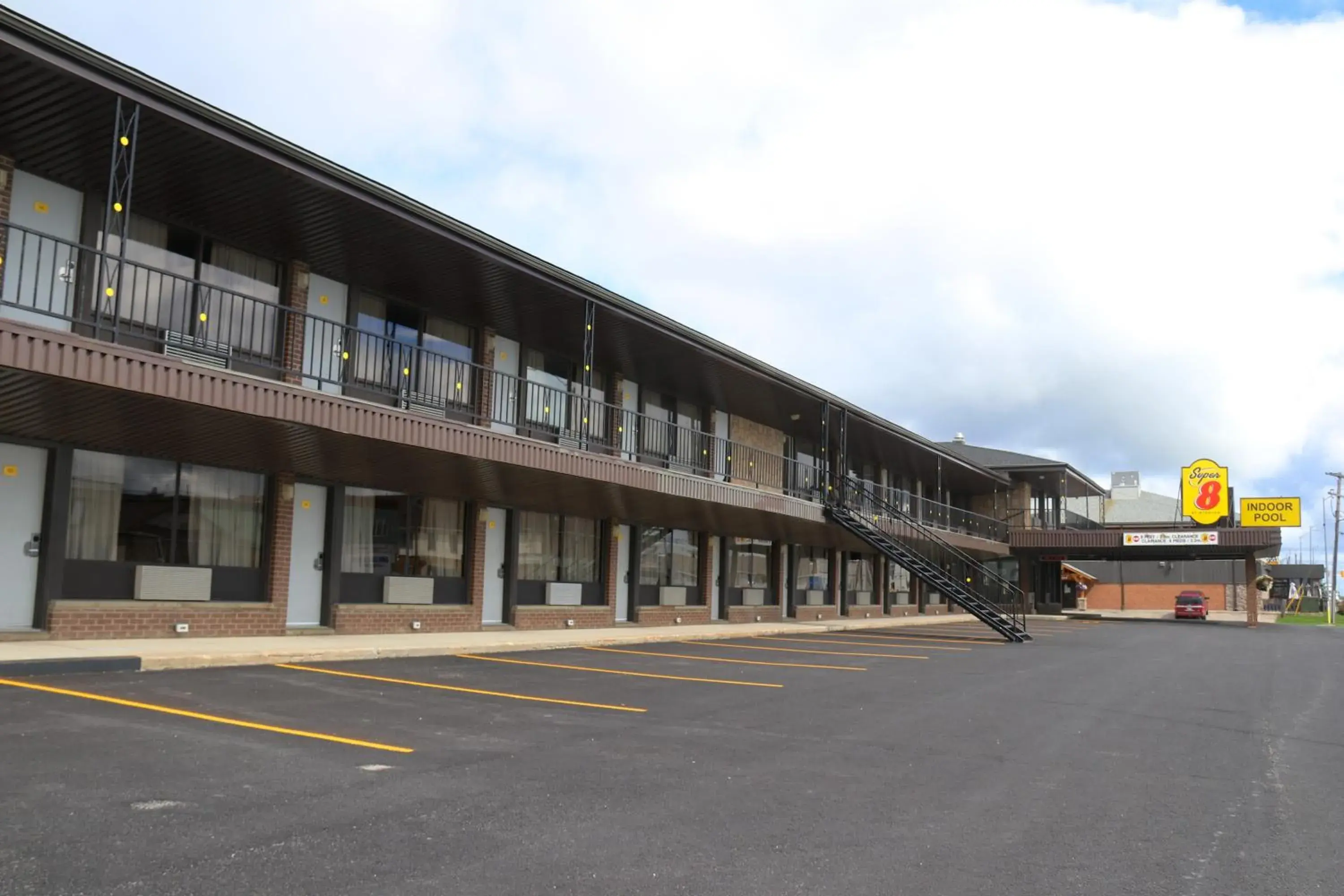 Property building in Super 8 by Wyndham Hearst ON Property building in Super 8 by Wyndham Hearst ON