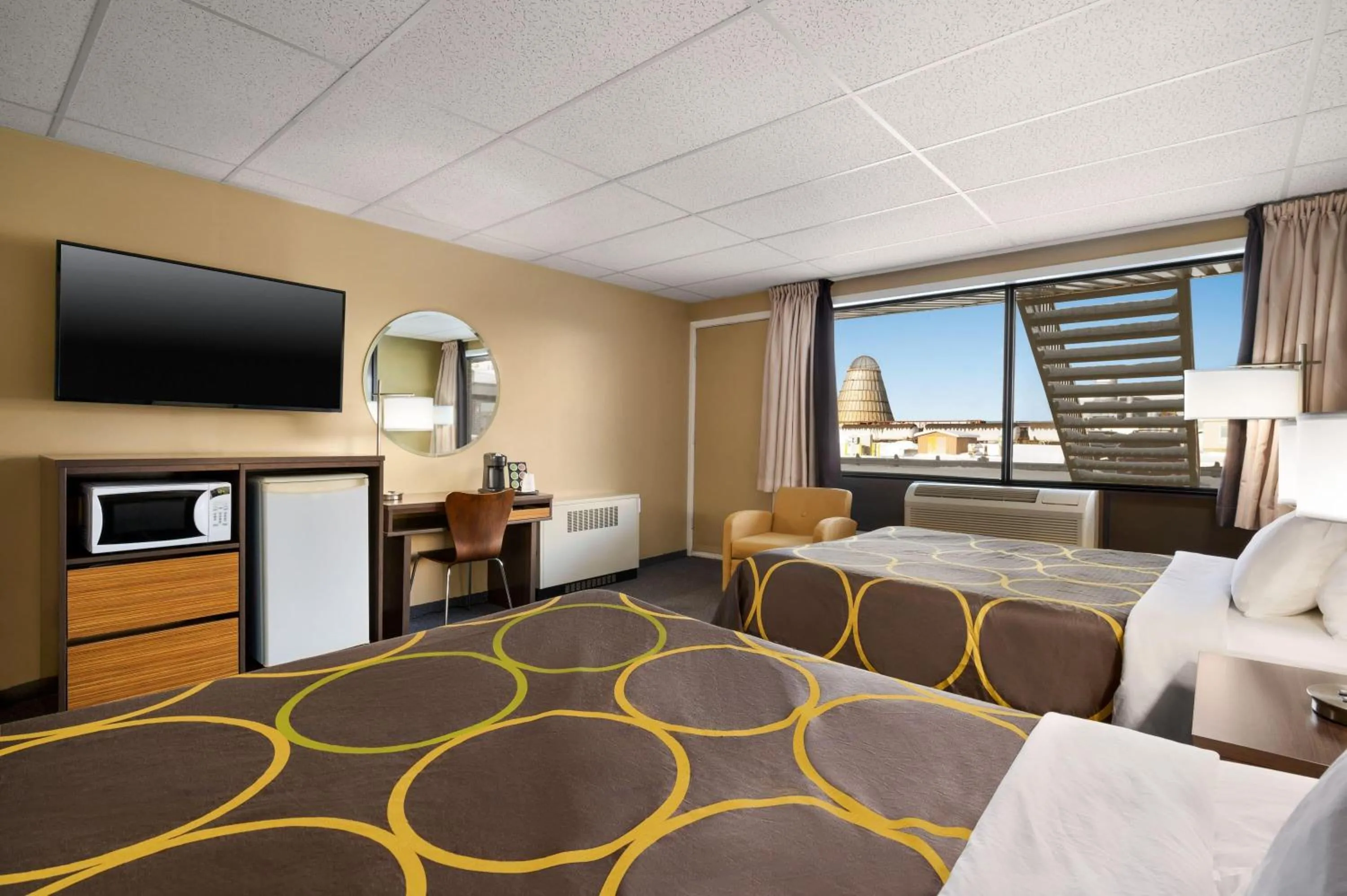 Photo of the whole room, Bed in Super 8 by Wyndham Hearst ON