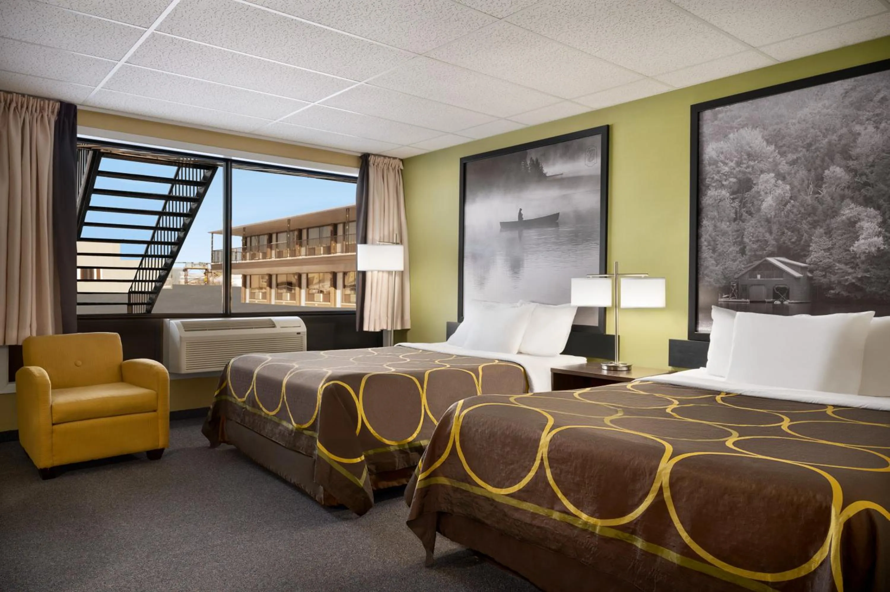 Photo of the whole room, Bed in Super 8 by Wyndham Hearst ON