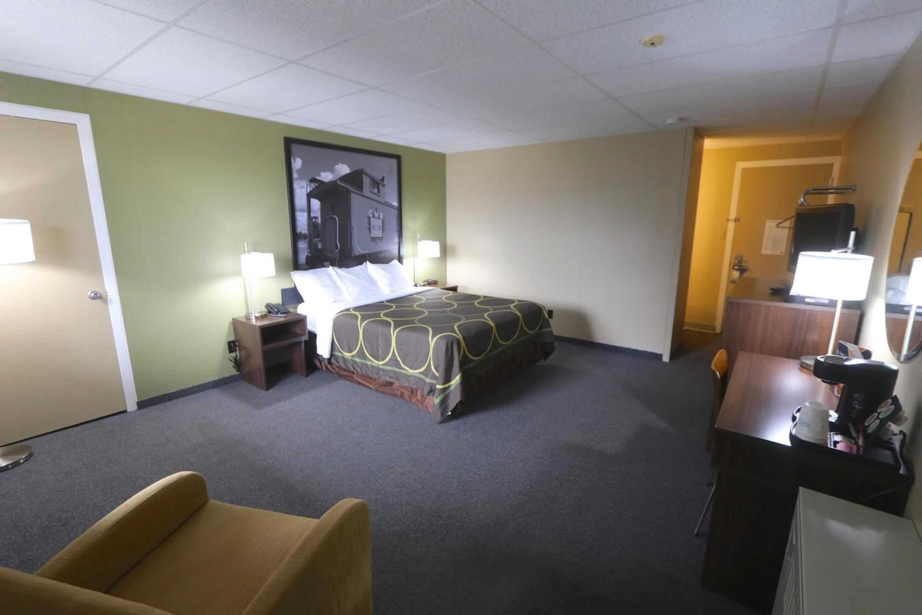 Photo of the whole room, Bed in Super 8 by Wyndham Hearst ON
