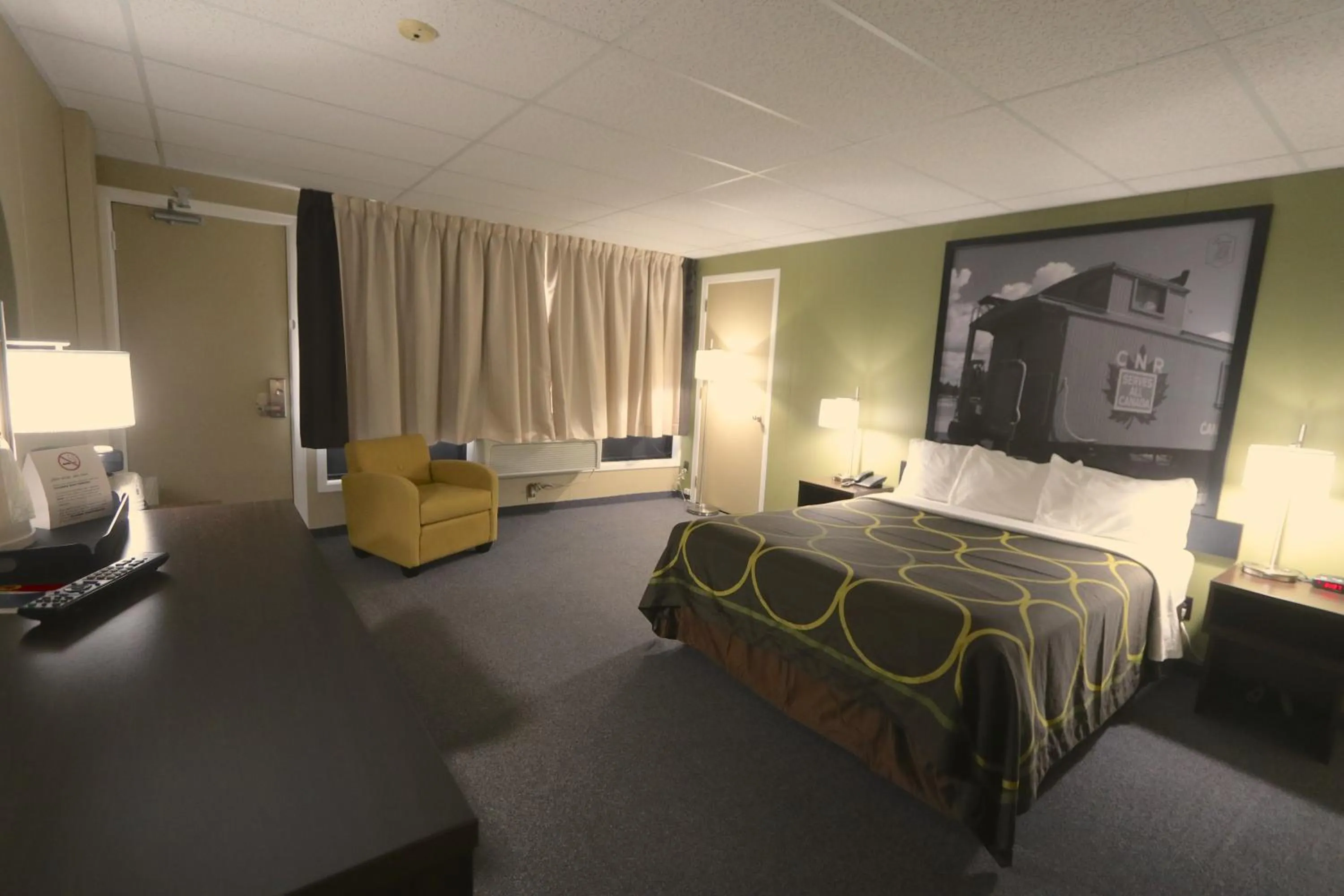 Photo of the whole room, Bed in Super 8 by Wyndham Hearst ON