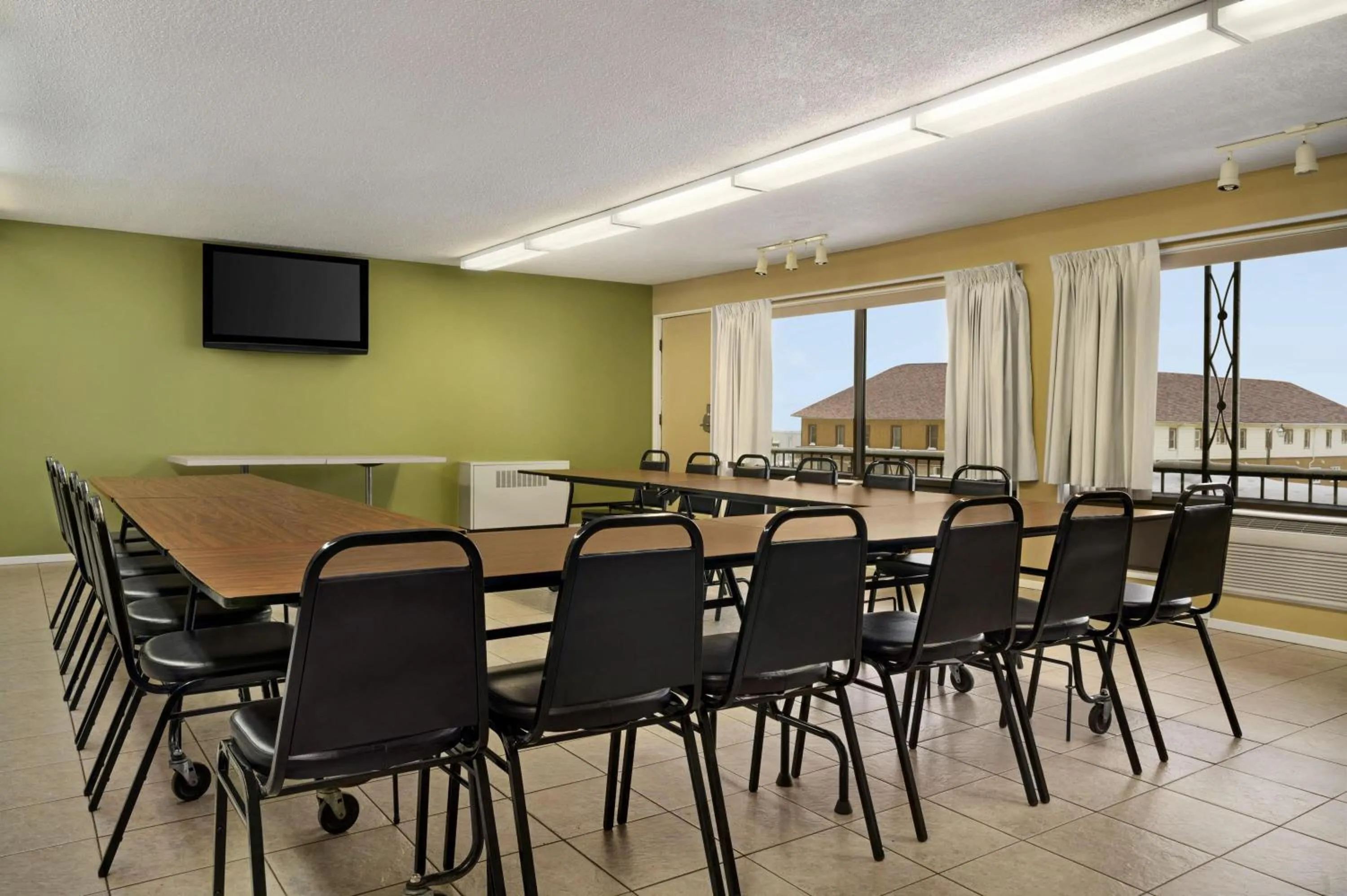 Meeting/conference room in Super 8 by Wyndham Hearst ON
