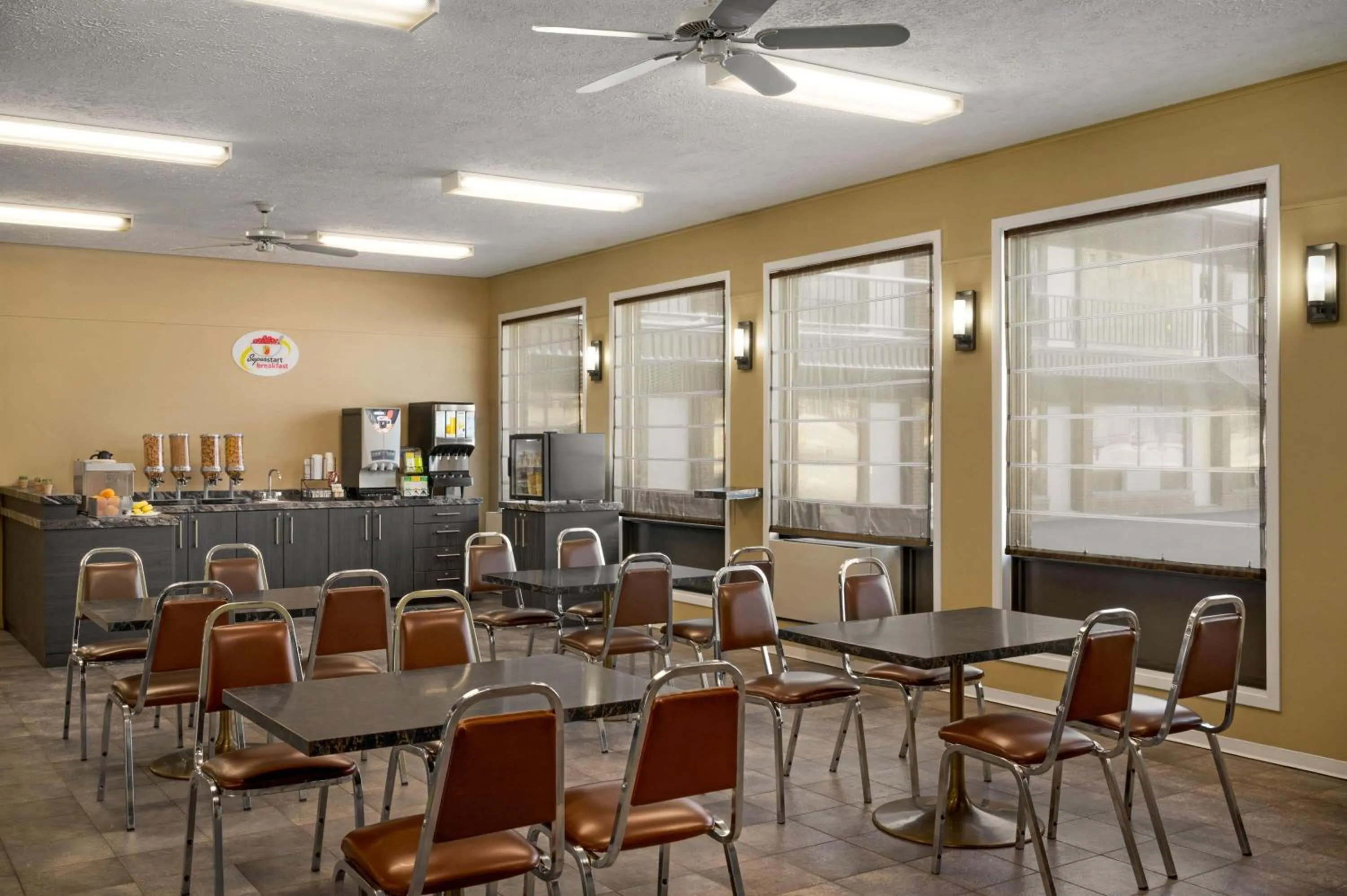 Breakfast in Super 8 by Wyndham Hearst ON